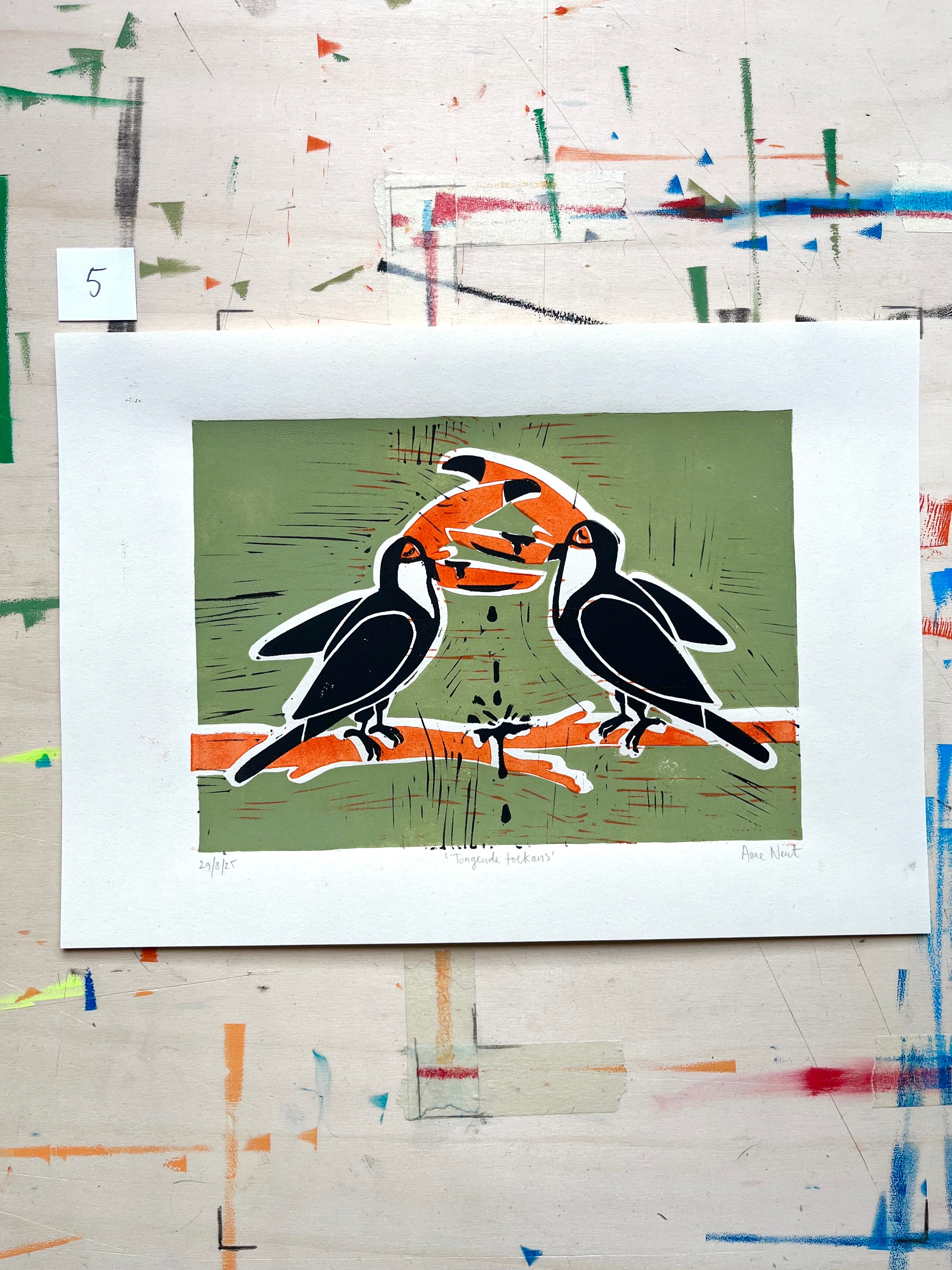 Handgemaakte linoprint door Anne Neuteboom cabaretier met tekening van tongende toekans Anne Neut Boetiek