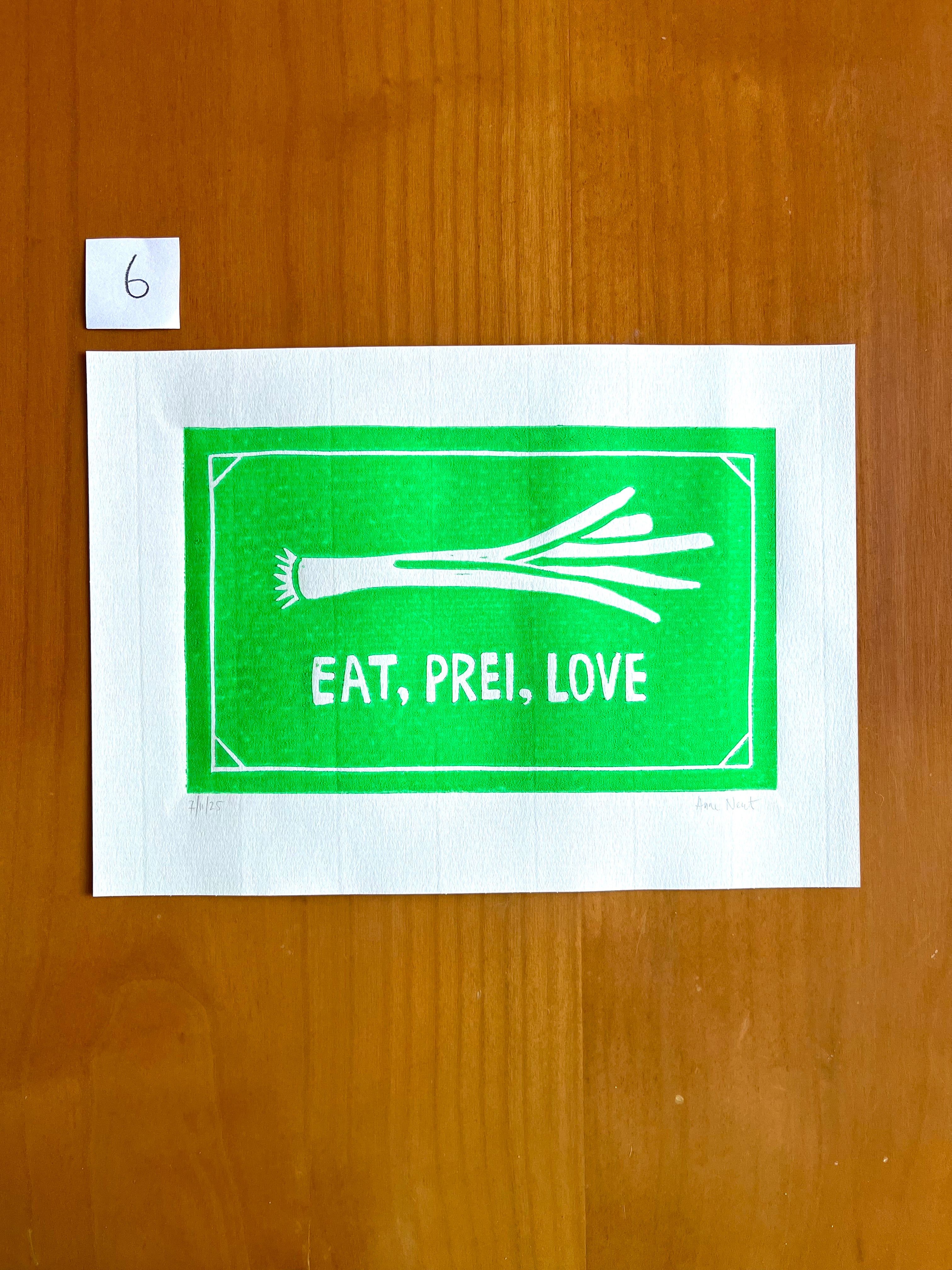 Linoprint van prei met woordgrap door Anne Neuteboom cabaretier Anne Neut Boetiek