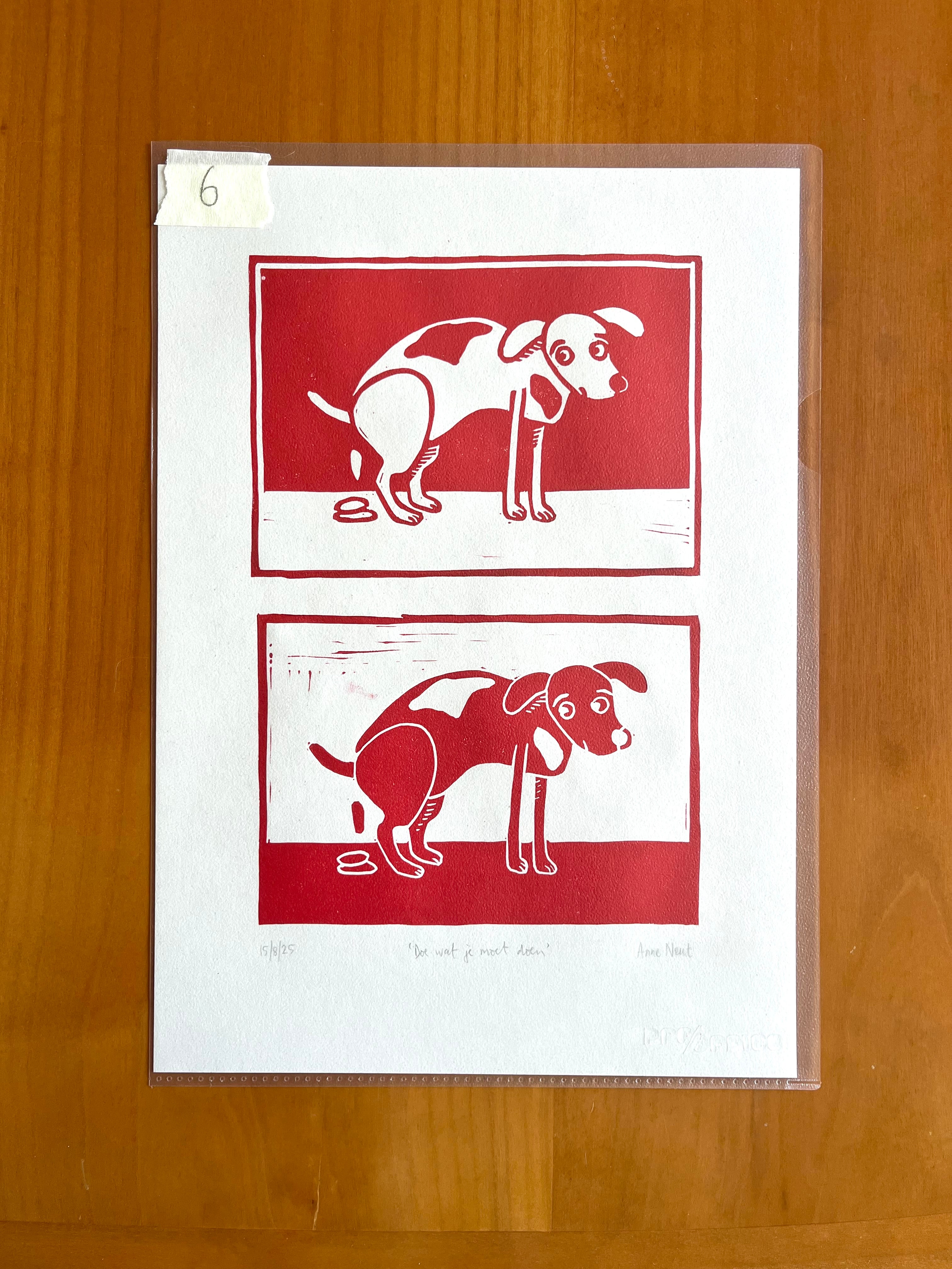 Linoprint van tekening van poepende hond door Anne Neuteboom cabaretier Anne Neut Boetiek