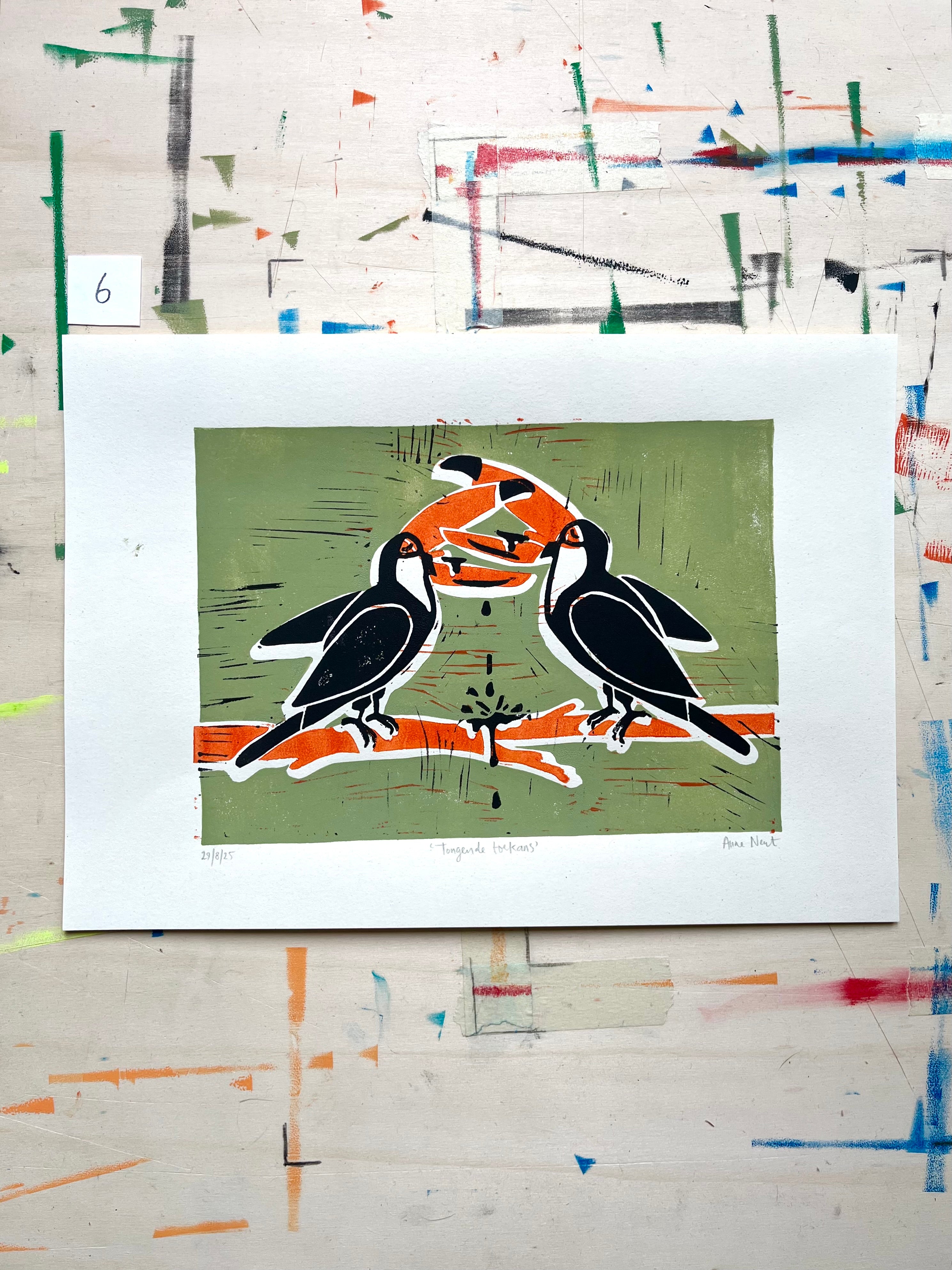 Handgemaakte linoprint door Anne Neuteboom cabaretier met tekening van tongende toekans Anne Neut Boetiek