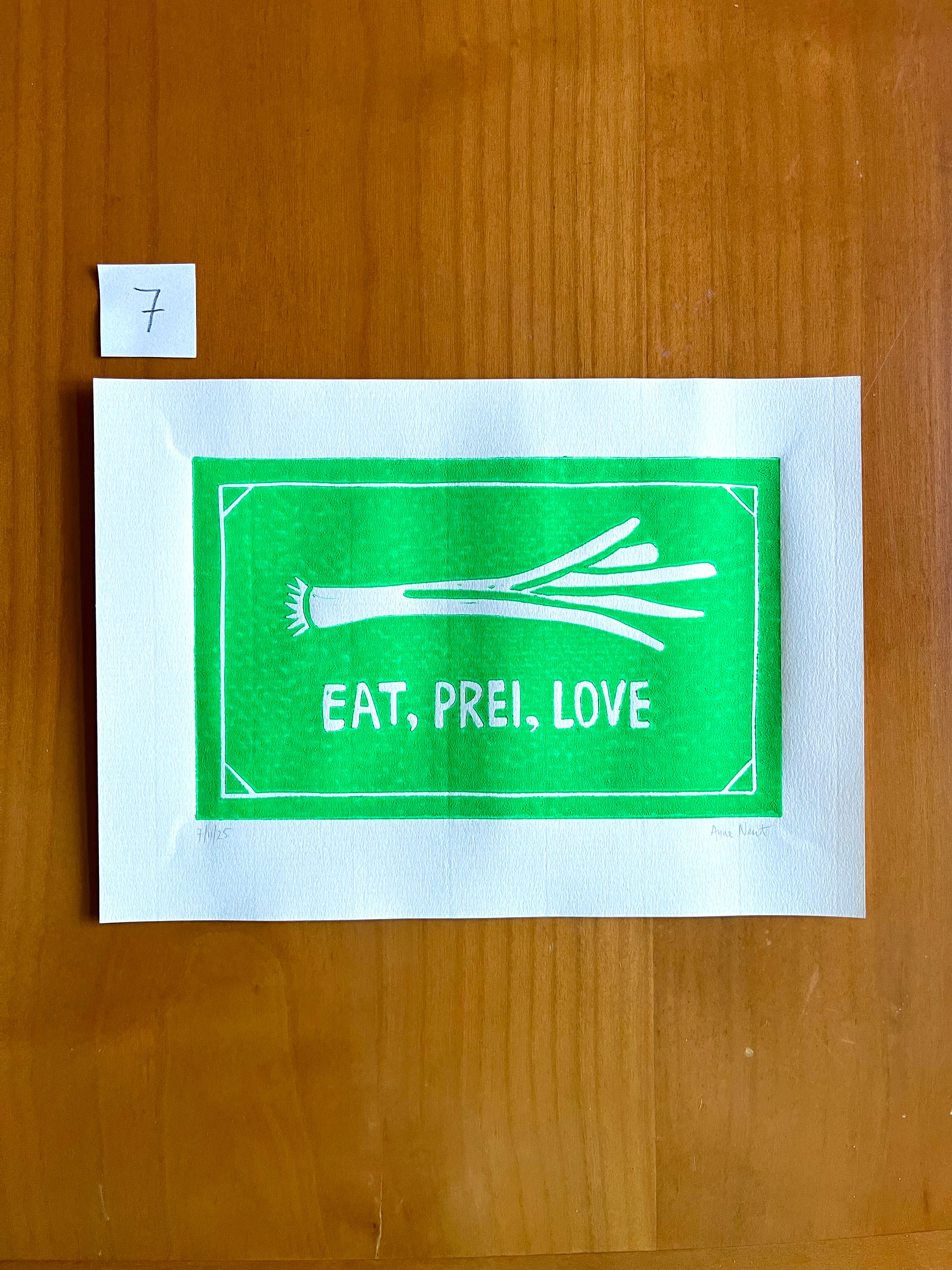 Linoprint van prei met woordgrap door Anne Neuteboom cabaretier Anne Neut Boetiek