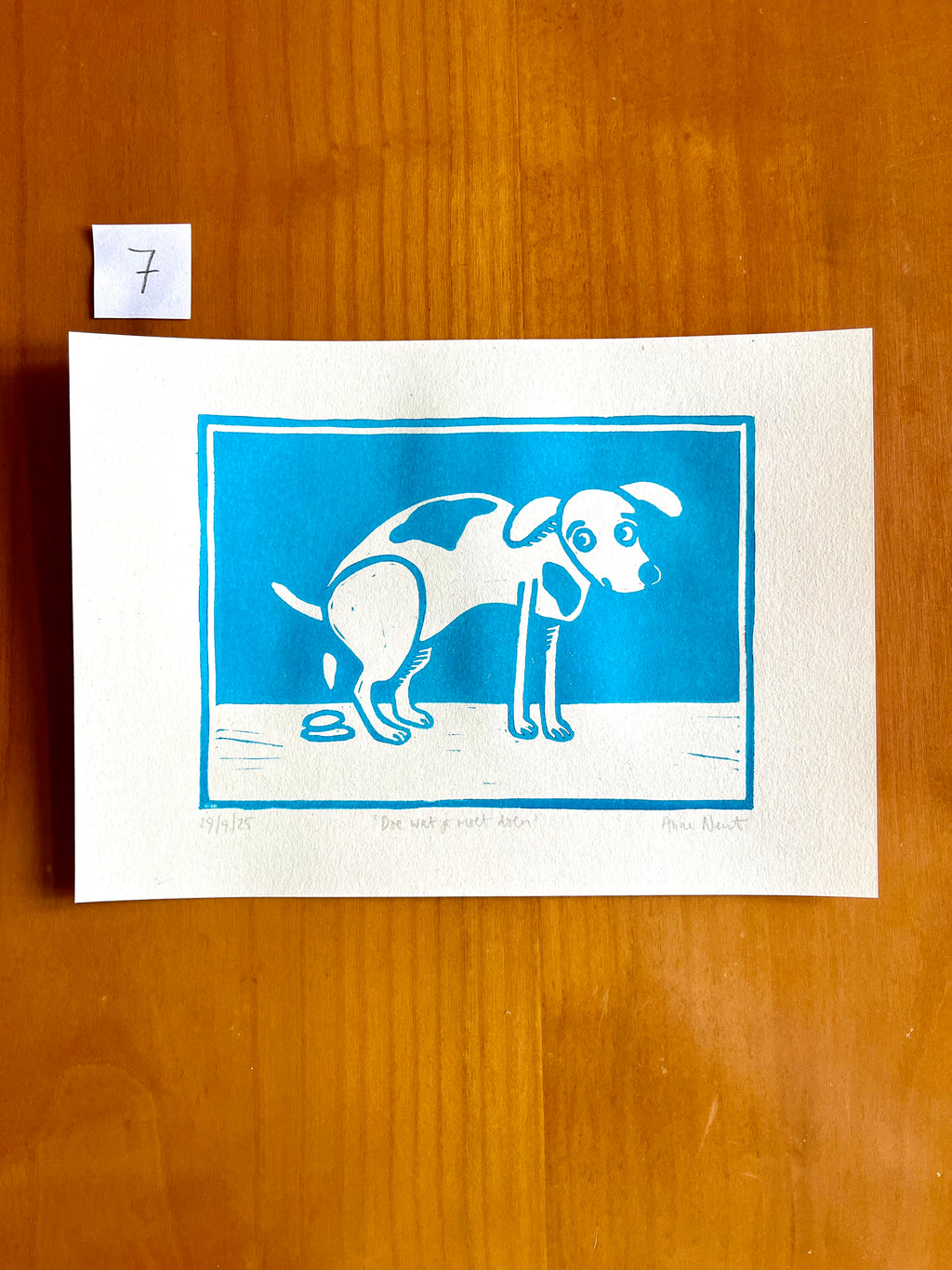 Linoprint van tekening van poepende hond door Anne Neuteboom cabaretier Anne Neut Boetiek