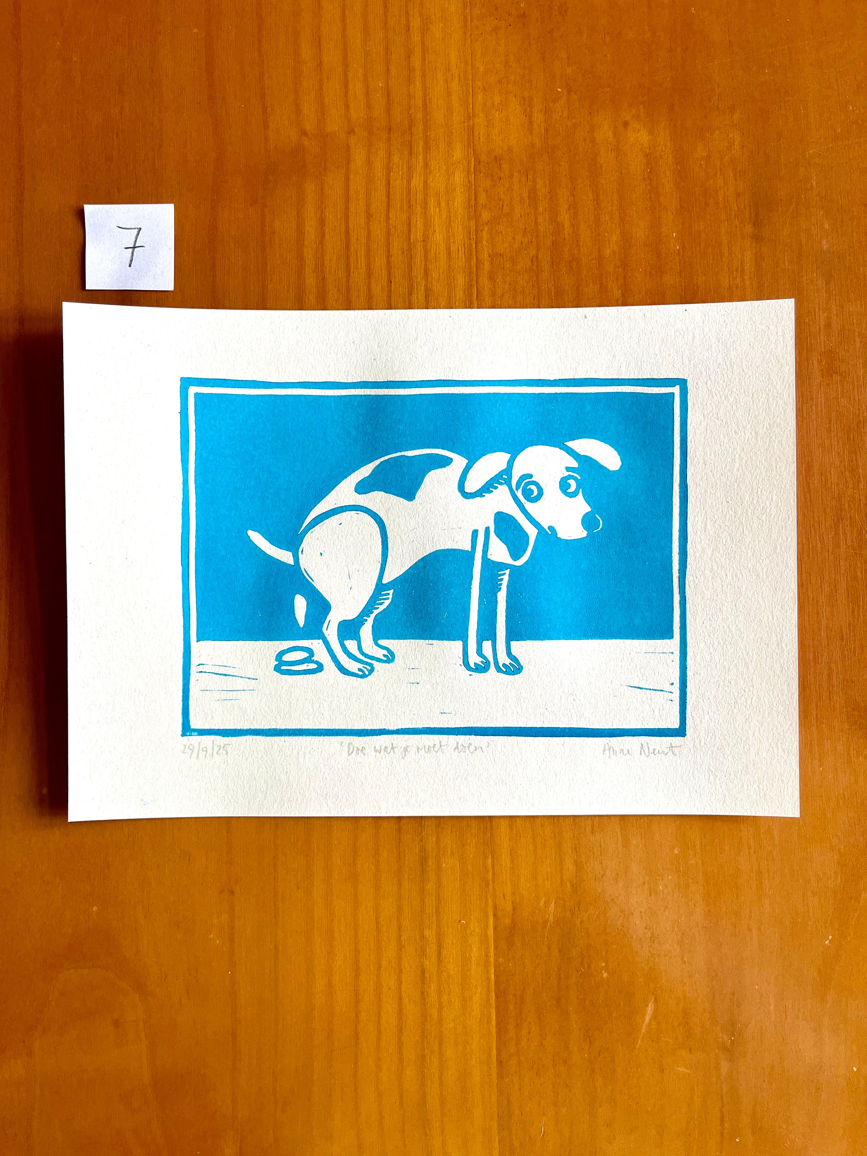 Linoprint van tekening van poepende hond door Anne Neuteboom cabaretier Anne Neut Boetiek