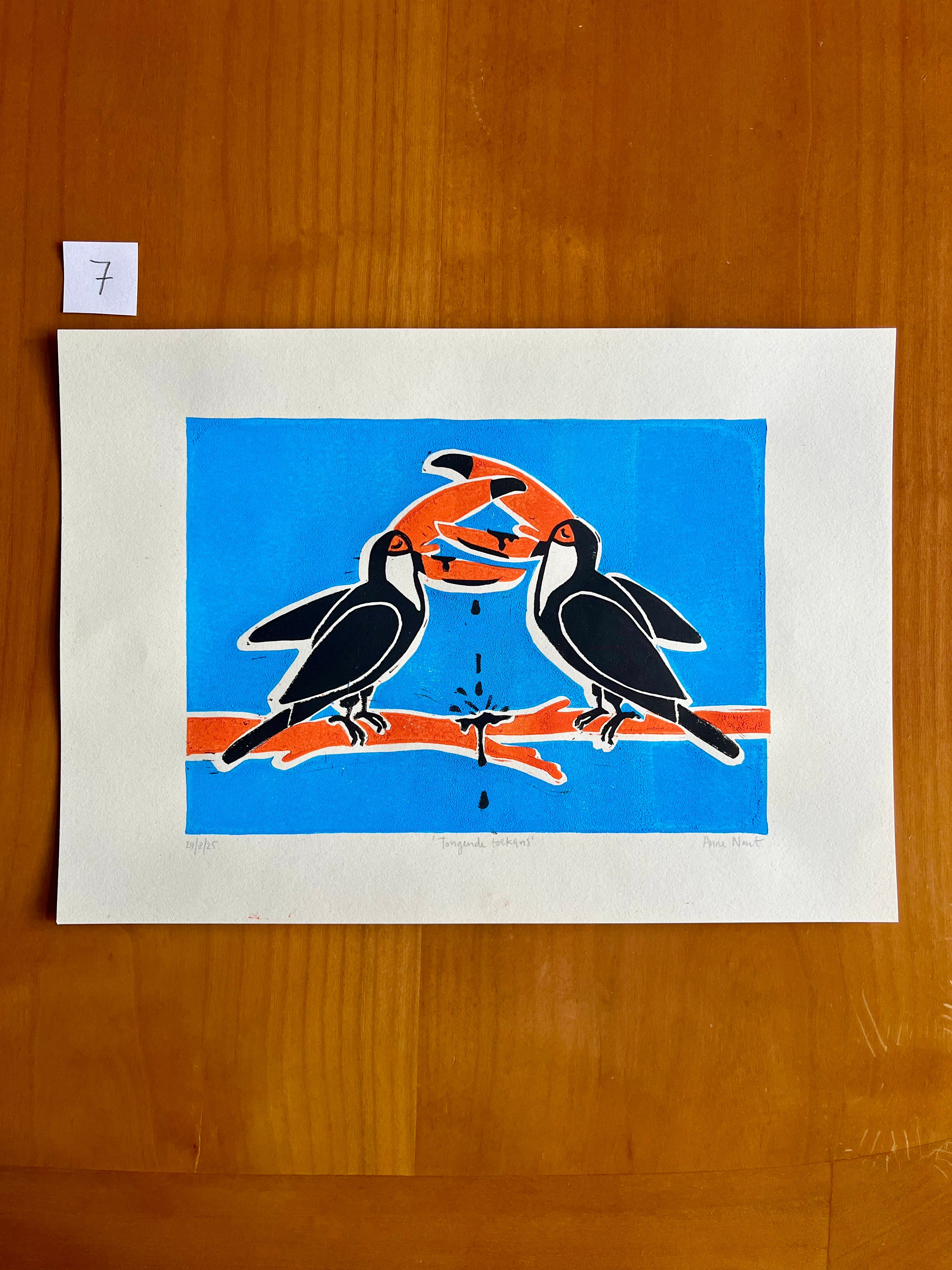 Handgedrukte lino print door Anne Neuteboom cabaretier met afbeelding van tongende toekans Anne Neut Boetiek