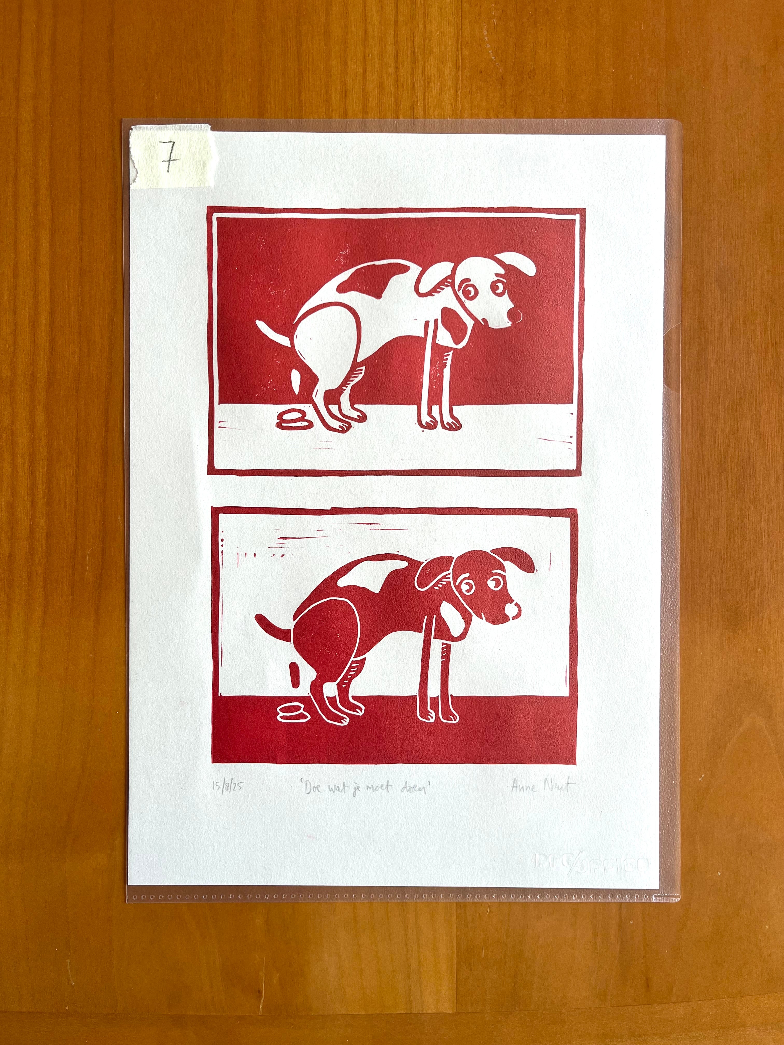 Linoprint van tekening van poepende hond door Anne Neuteboom cabaretier Anne Neut Boetiek