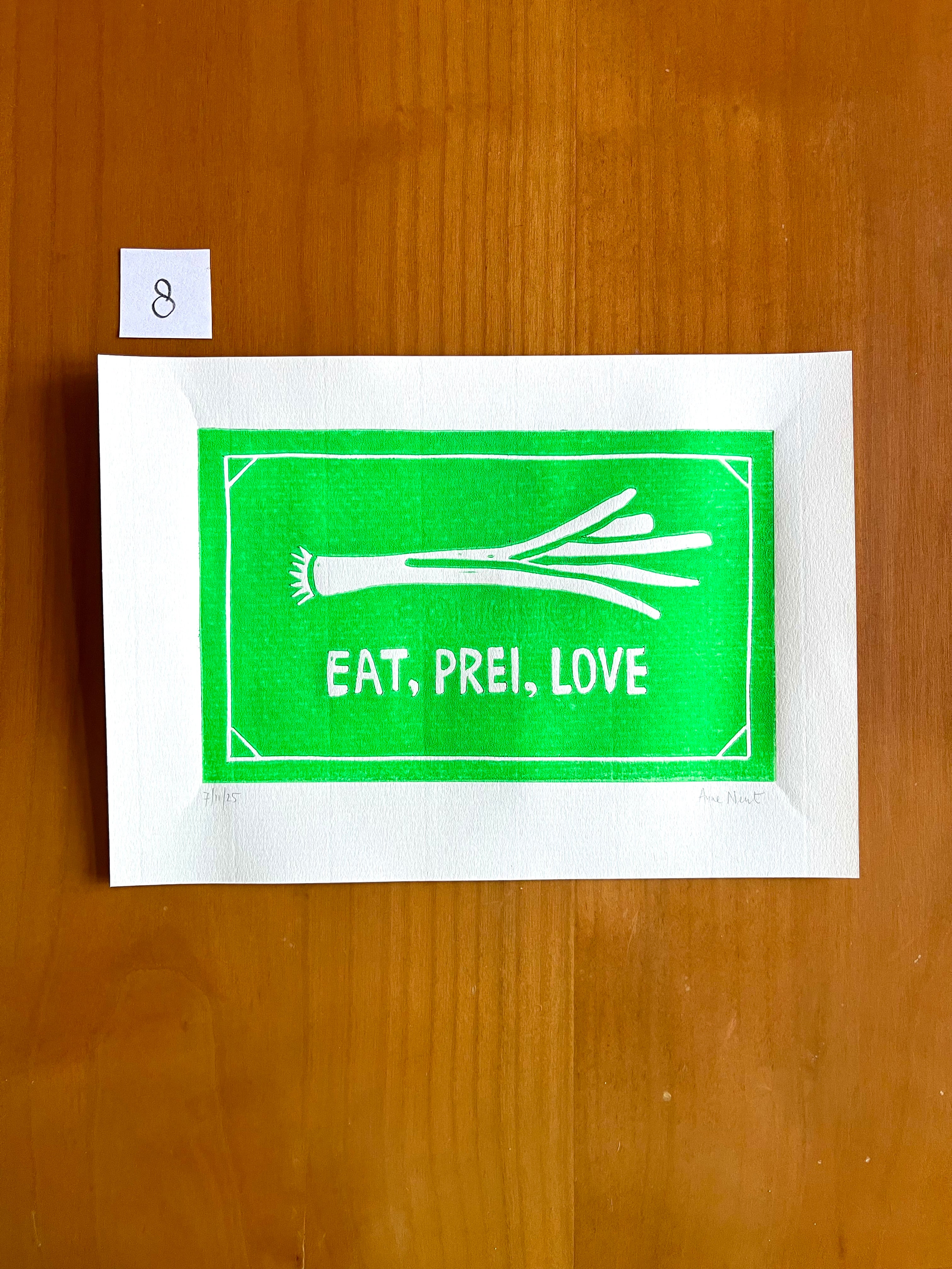 Linoprint van prei met woordgrap door Anne Neuteboom cabaretier Anne Neut Boetiek