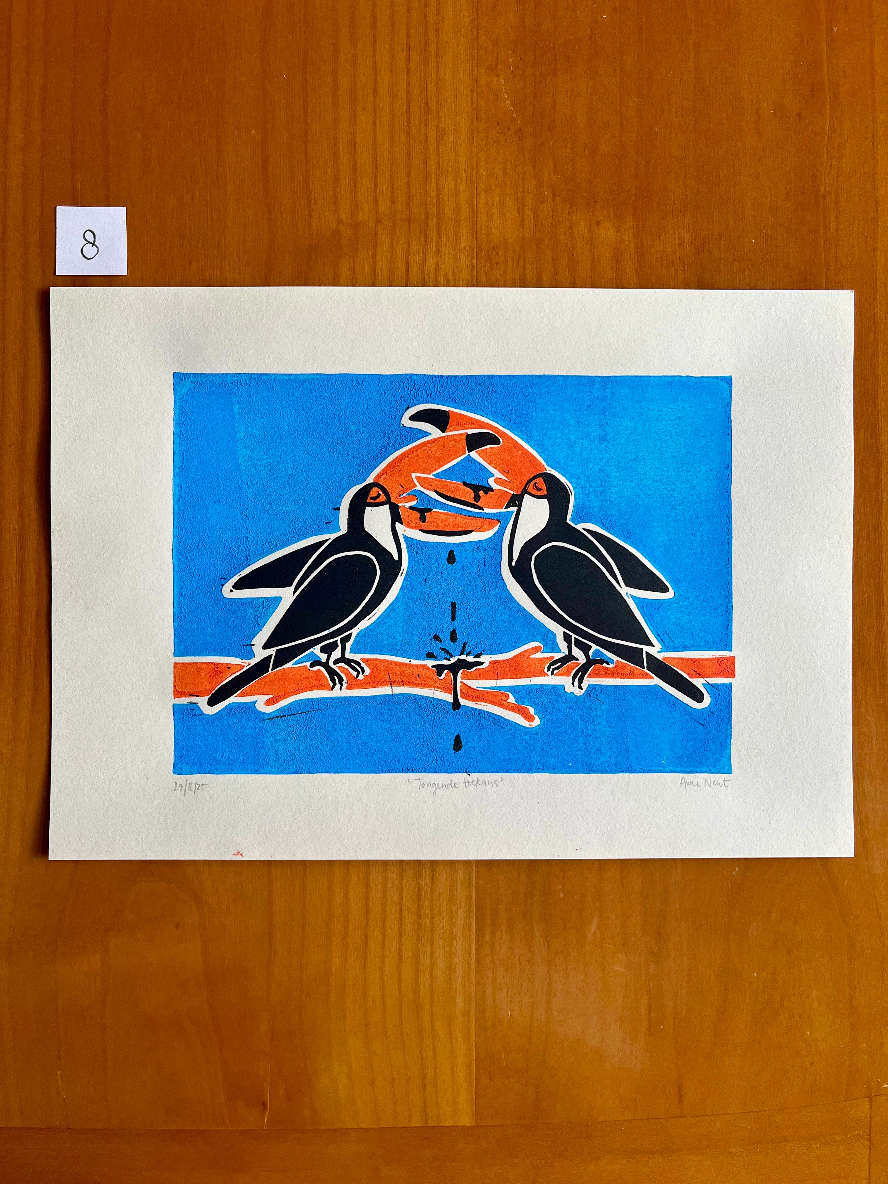 Handgedrukte lino print door Anne Neuteboom cabaretier met afbeelding van tongende toekans Anne Neut Boetiek