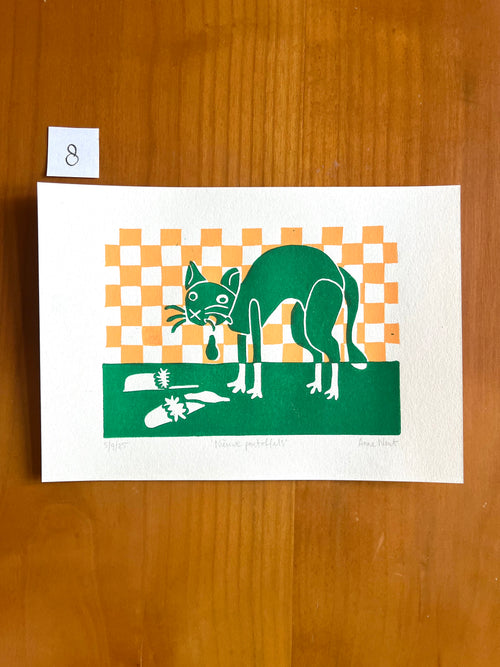 Lino print met tekening van kotsende kat door Anne Neuteboom cabaretier Anne Neut Boetiek