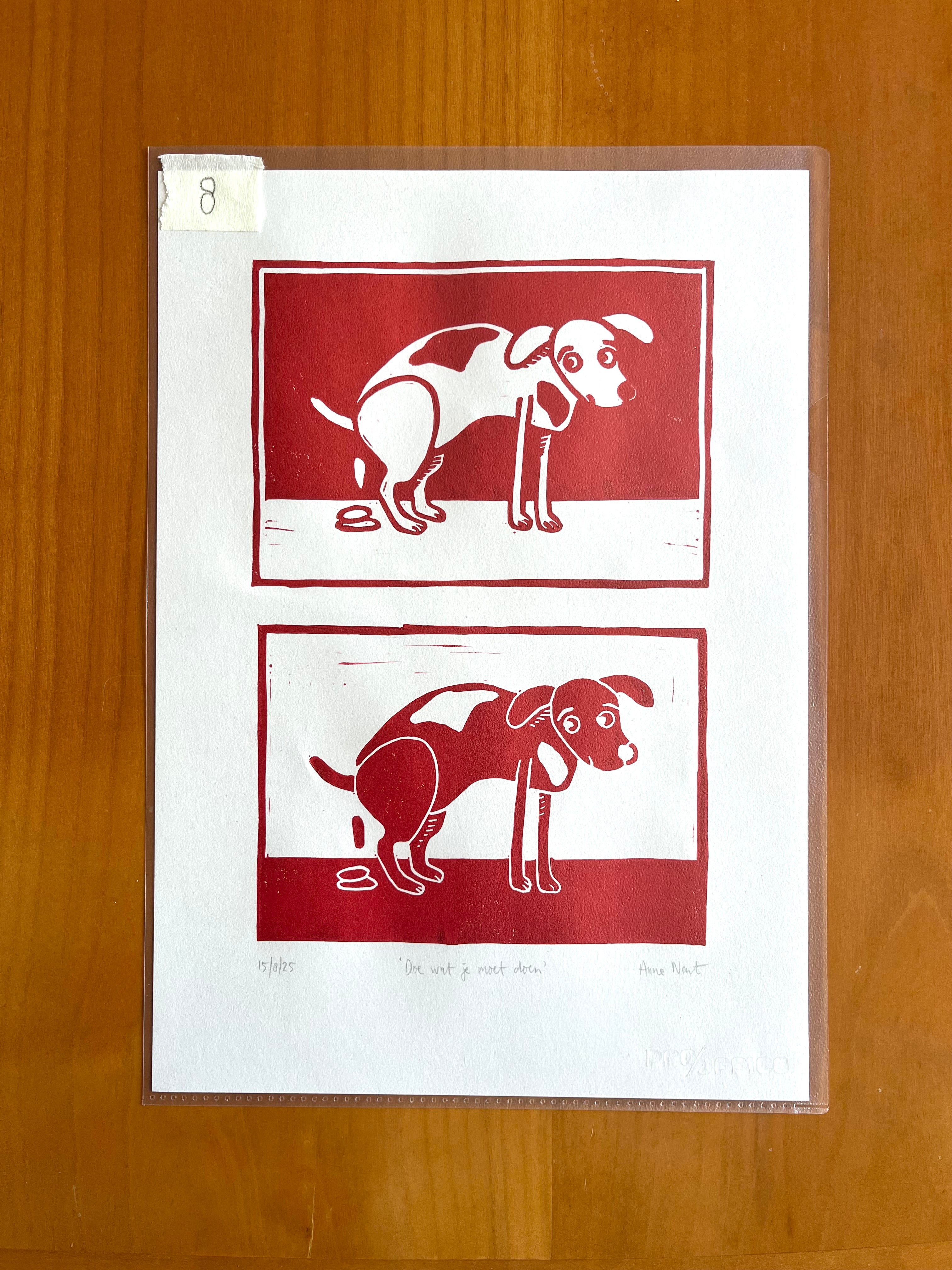 Linoprint van tekening van poepende hond door Anne Neuteboom cabaretier Anne Neut Boetiek