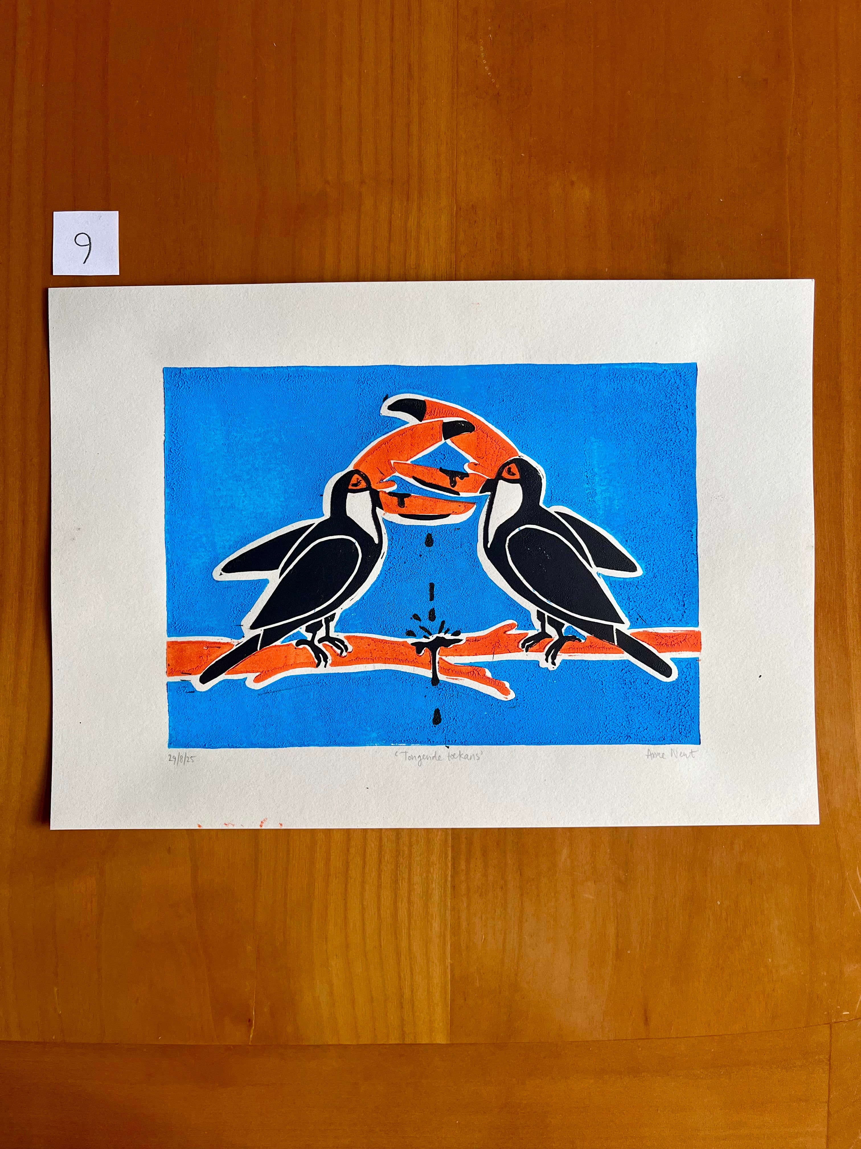 Handgedrukte lino print door Anne Neuteboom cabaretier met afbeelding van tongende toekans Anne Neut Boetiek