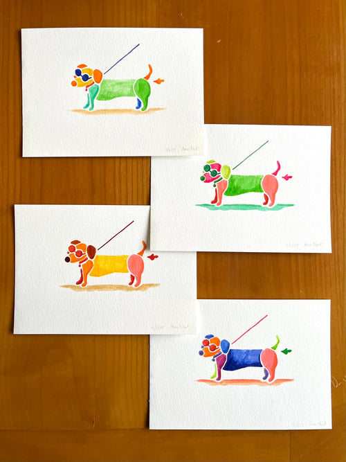 Tekening van teckel die een scheetje laat met aquarel markers op aquarel-papier door Anne Neuteboom cabaretier Anne Neut Boetiek