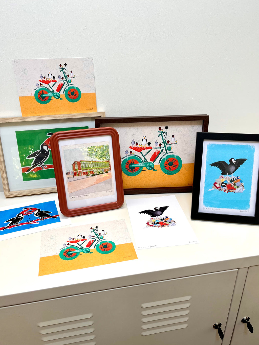 Tekening van een ondergepoepte Fatbike door een boel vogels getekend door Anne Neuteboom cabaretier Anne Neut Boetiek