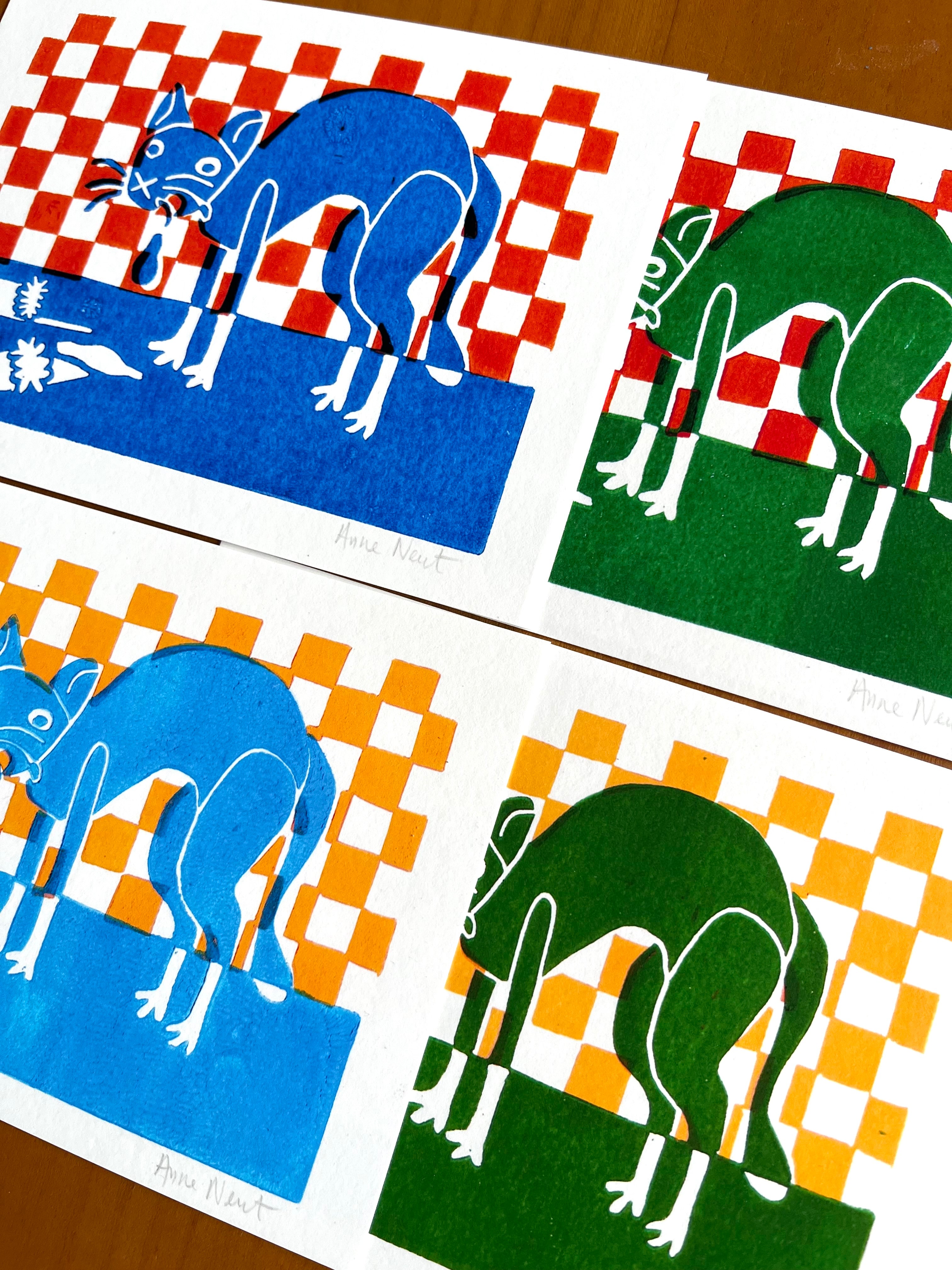 Set van linoprint met tekening van kotsende kat in verschillende kleuren door Anne Neuteboom cabaretier Anne Neut Boetiek