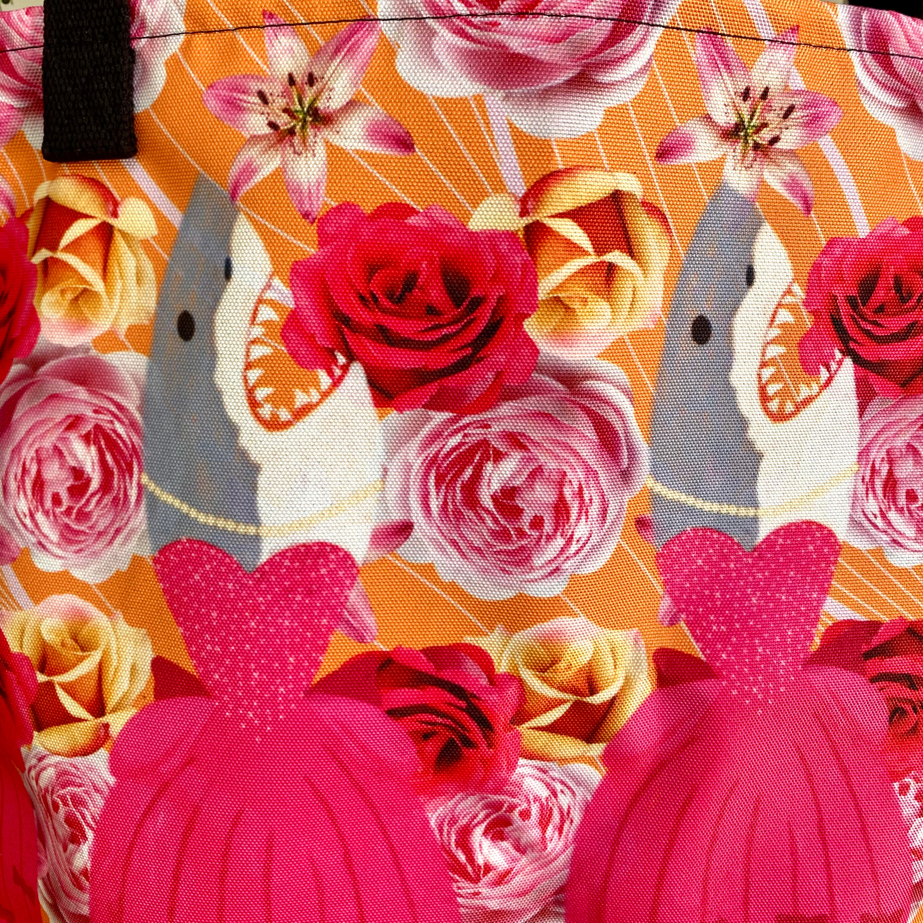 Schoudertas met tekening van haai in baljurk door Anne Neuteboom cabaretier Anne Neut Boetiek