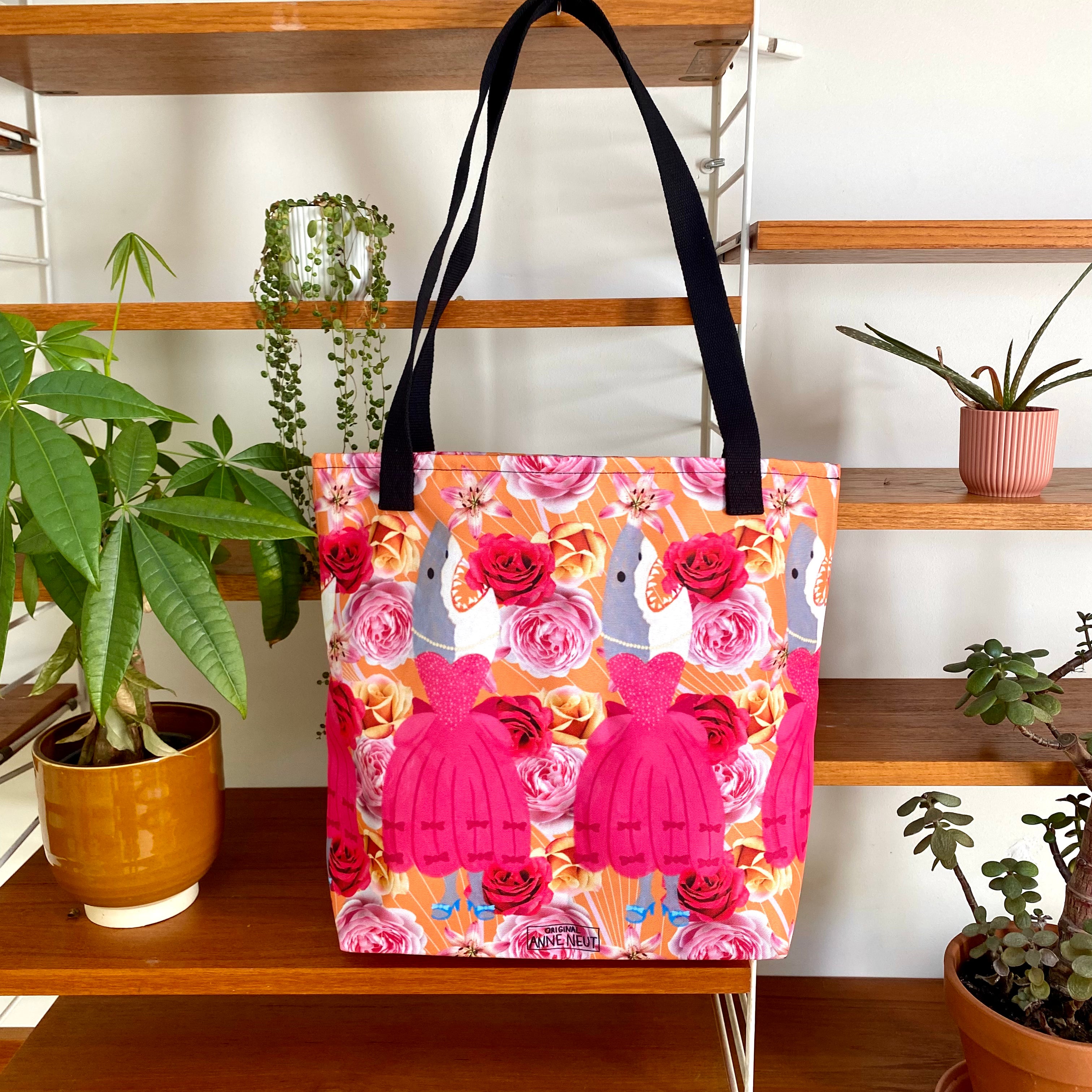 Schoudertas met tekening van haai in baljurk door Anne Neuteboom cabaretier Anne Neut Boetiek