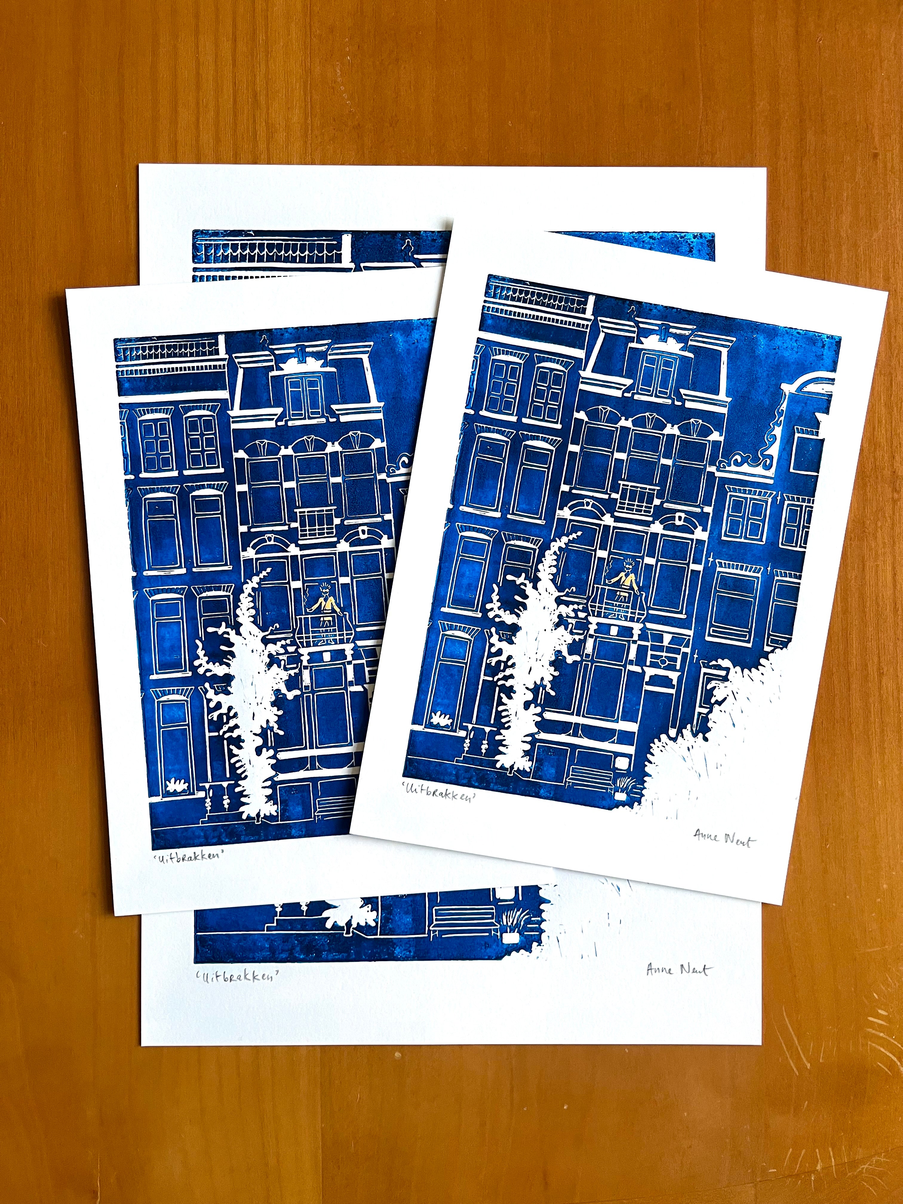 Fine art print van linosnede herenhuis met rokende bewoner door Anne Neuteboom cabaretier Anne Neut Boetiek