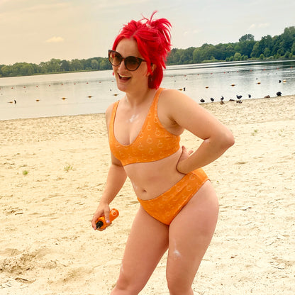 Bikini met tekening van dikke middelvinger door Anne Neuteboom cabaretier in Anne Neut Boetiek