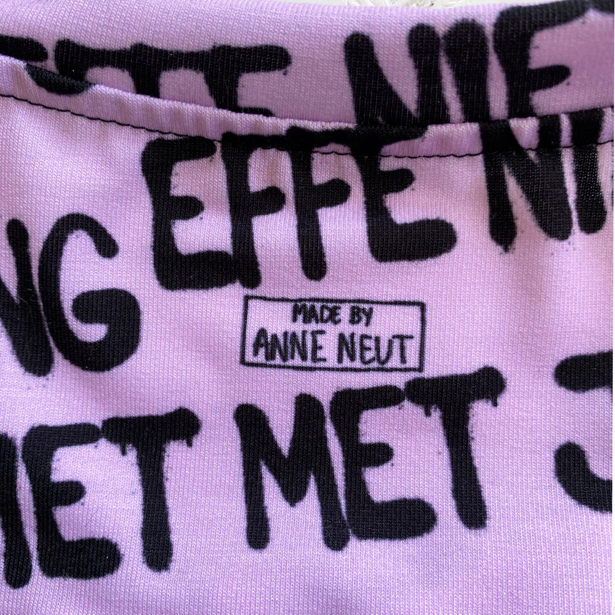 Crop top met tekst Effe niet met je mening door Anne Neuteboom cabaretier in Anne Neut Boetiek