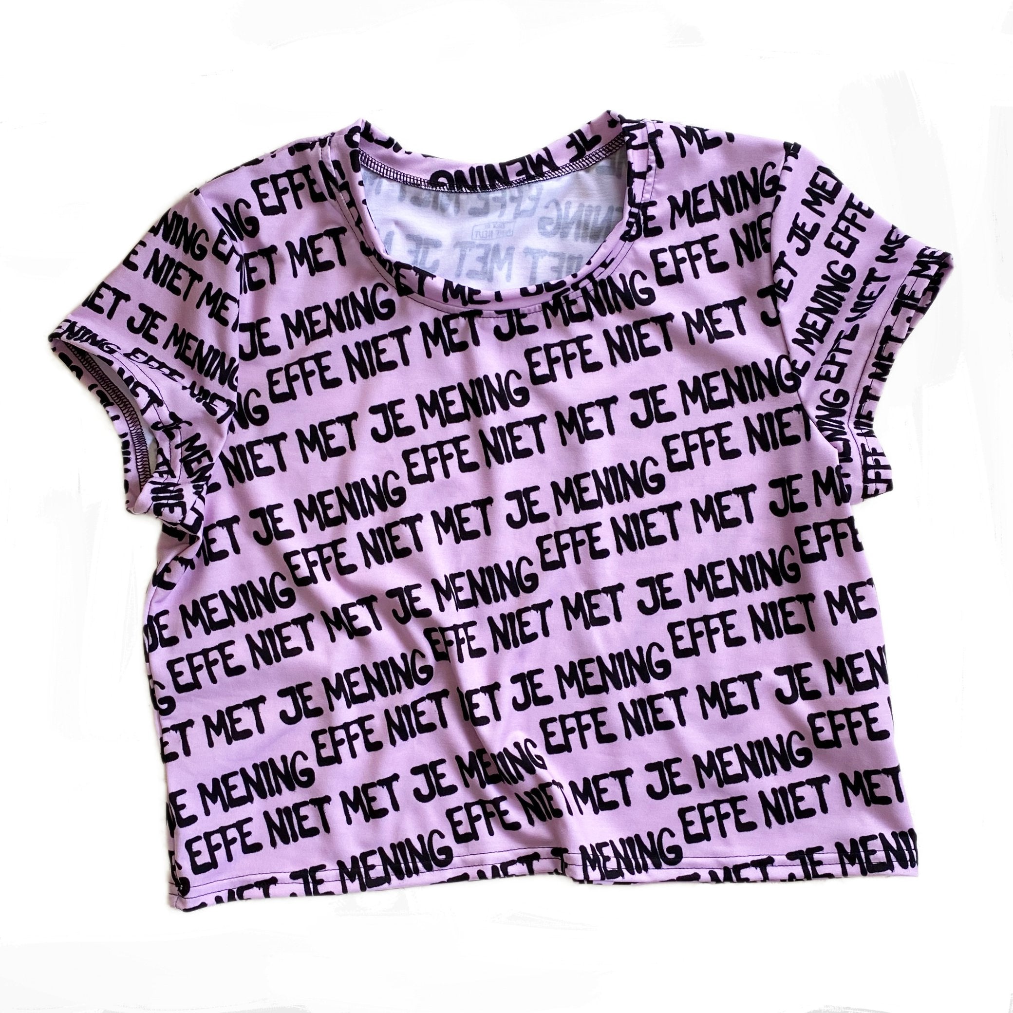 Crop top met tekst Effe niet met je mening door Anne Neuteboom cabaretier in Anne Neut Boetiek