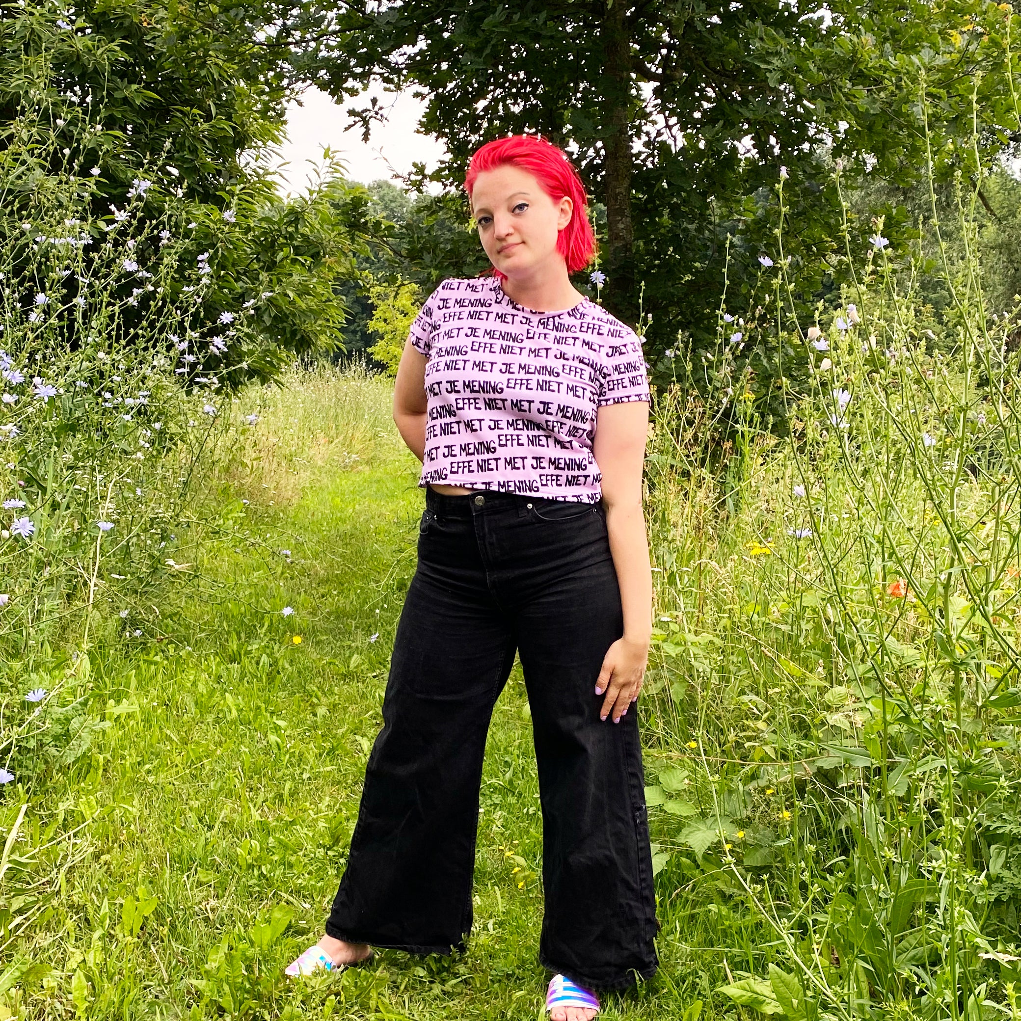 Crop top met tekst Effe niet met je mening door Anne Neuteboom cabaretier in Anne Neut Boetiek