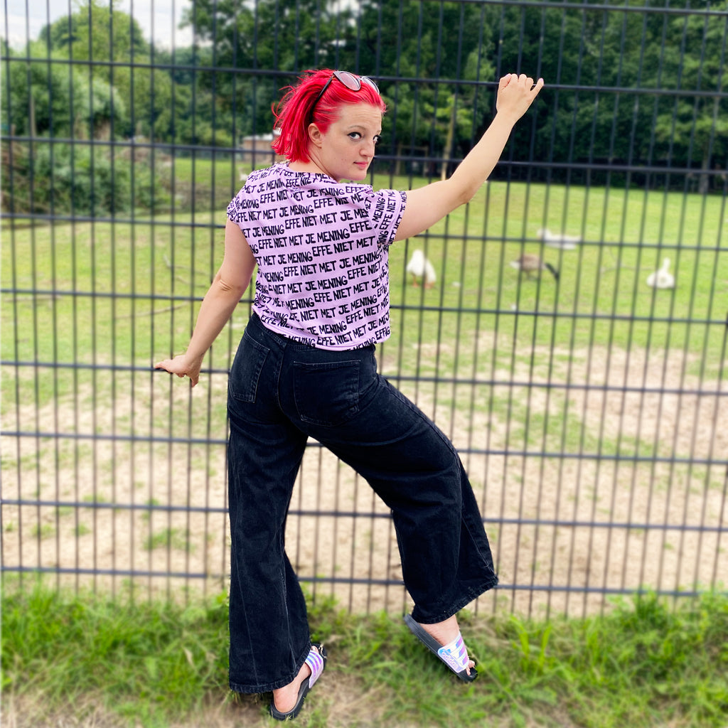 Crop top met tekst Effe niet met je mening door Anne Neuteboom cabaretier in Anne Neut Boetiek