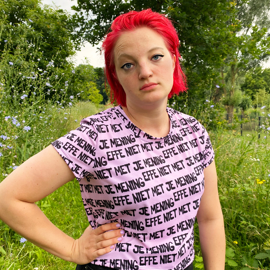 Crop top met tekst Effe niet met je mening door Anne Neuteboom cabaretier in Anne Neut Boetiek
