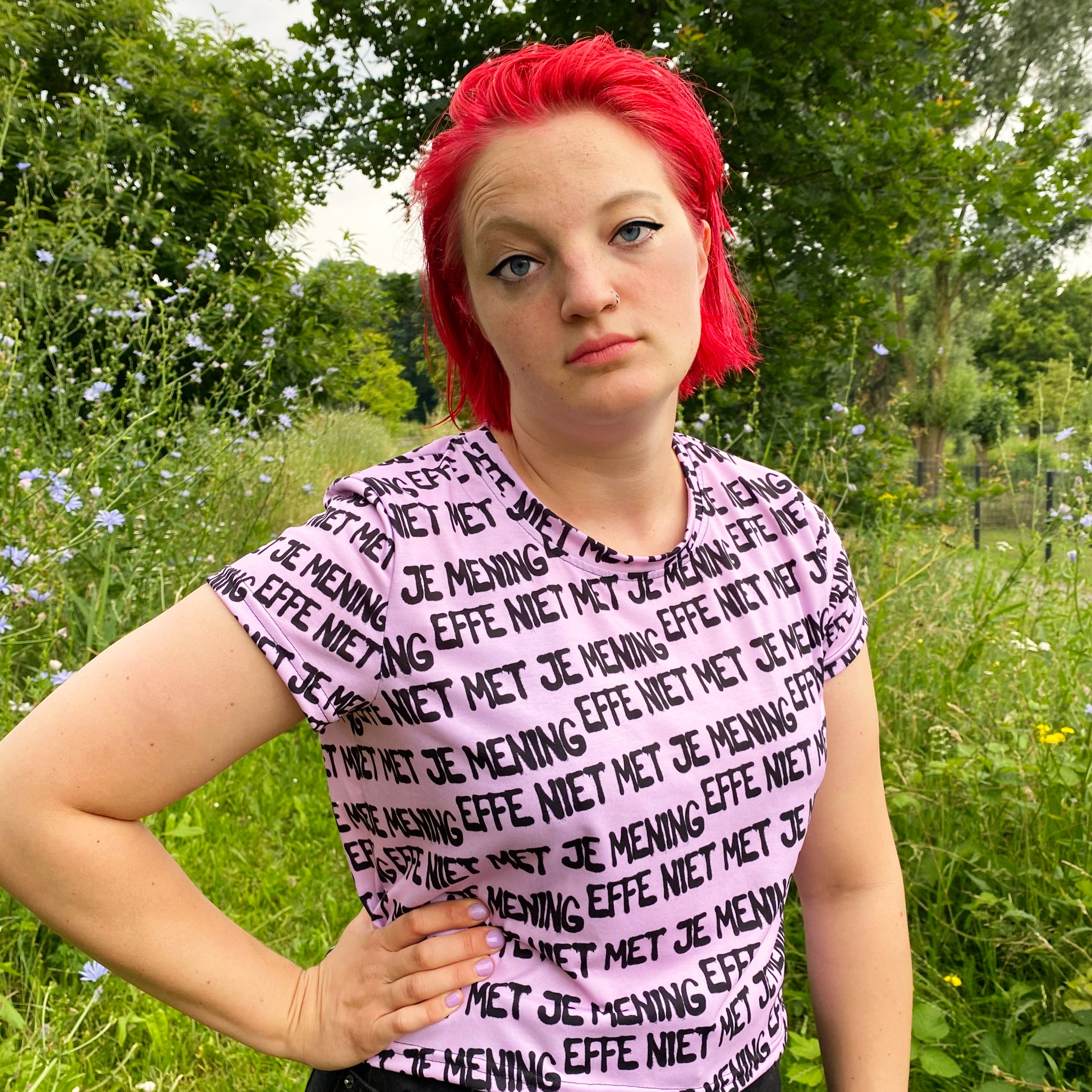 Crop top met tekst Effe niet met je mening door Anne Neuteboom cabaretier in Anne Neut Boetiek