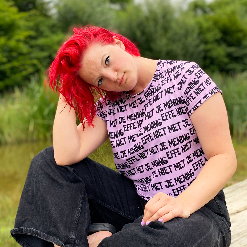 Crop top met tekst Effe niet met je mening door Anne Neuteboom cabaretier in Anne Neut Boetiek