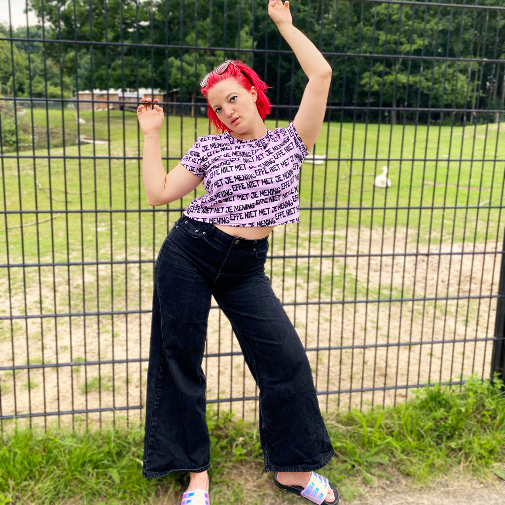 Crop top met tekst Effe niet met je mening door Anne Neuteboom cabaretier in Anne Neut Boetiek