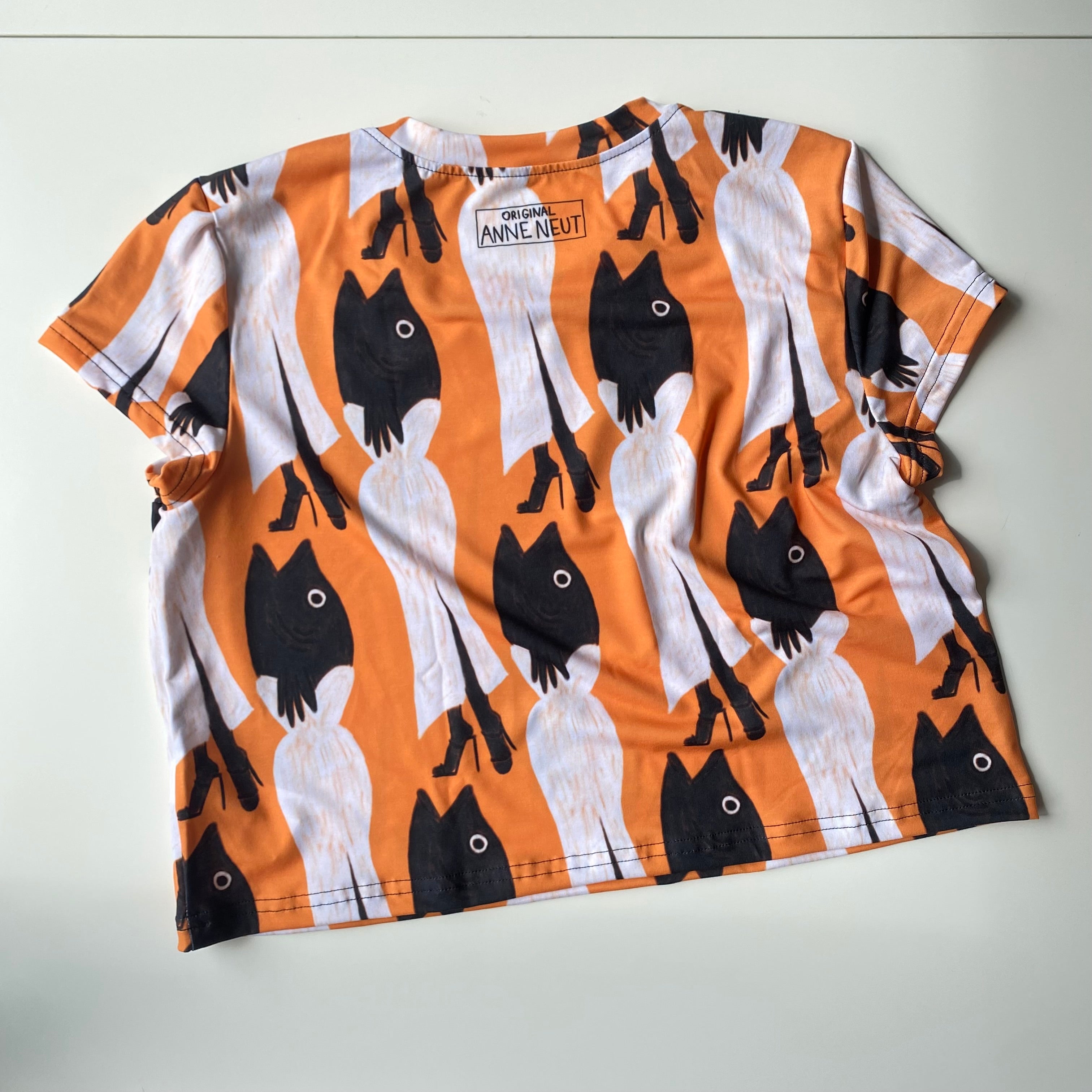 Crop shirt met tekening van glamour karper door Anne Neuteboom cabaretier in Anne Neut Boetiek