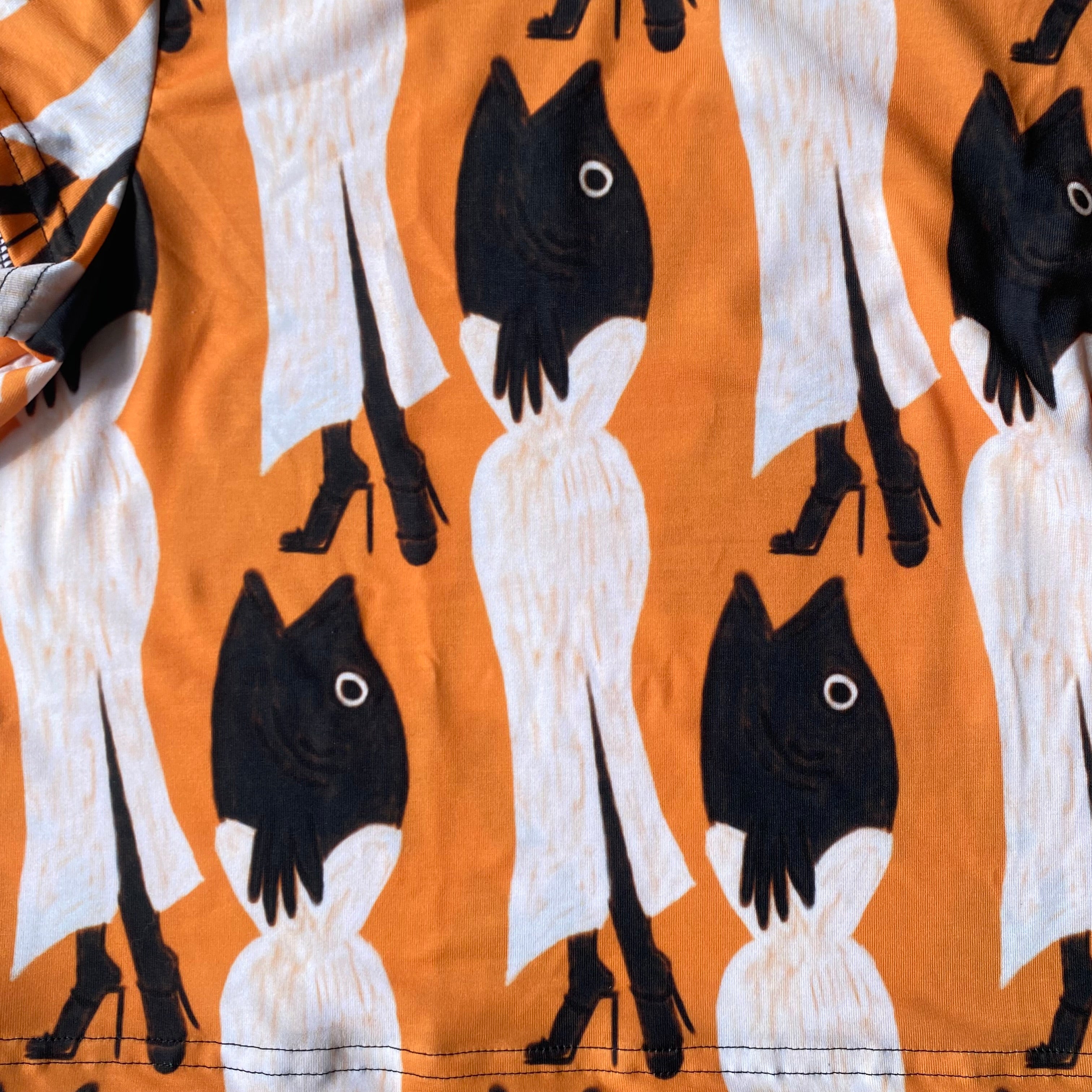 Crop shirt met tekening van glamour karper door Anne Neuteboom cabaretier in Anne Neut Boetiek