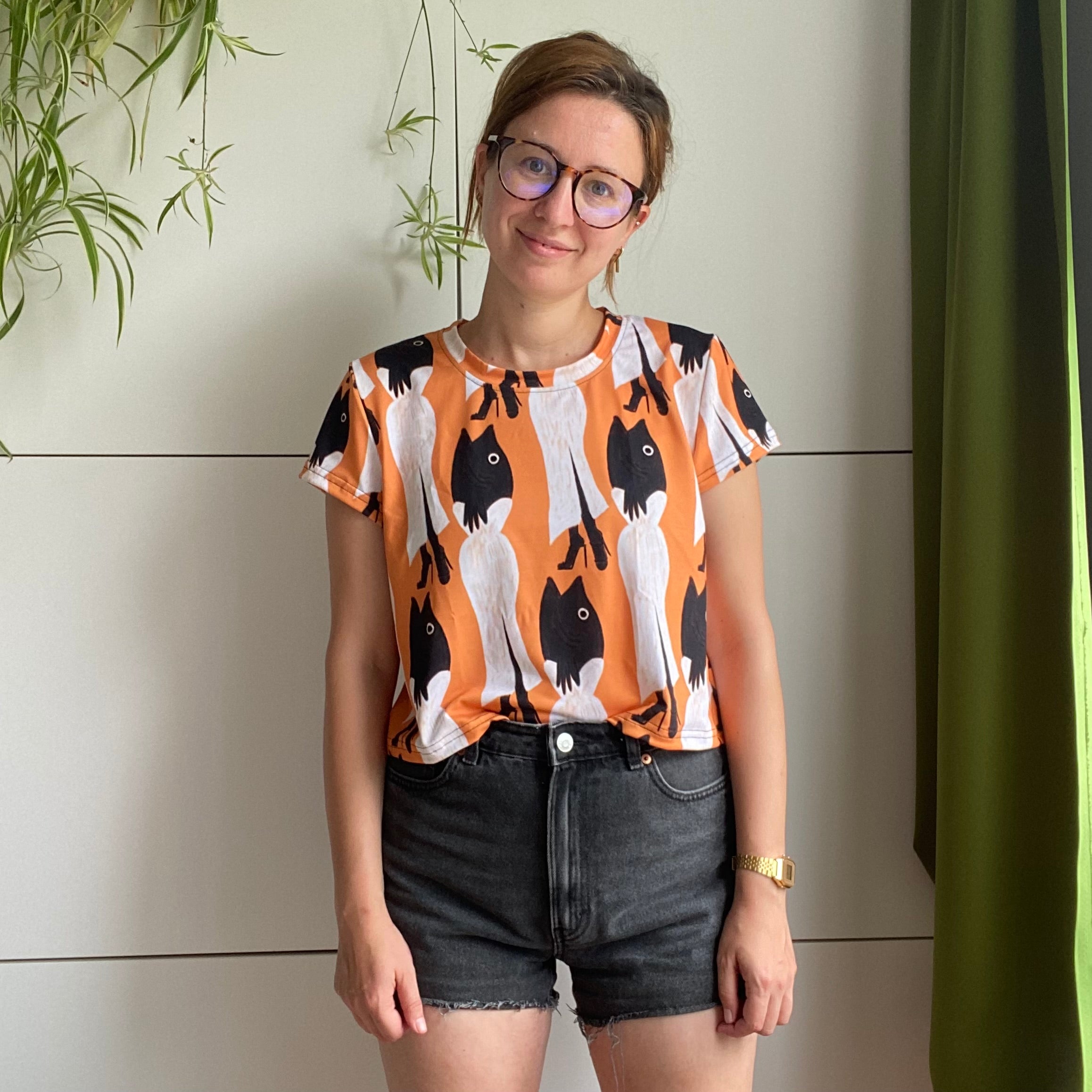 Crop shirt met tekening van glamour karper door Anne Neuteboom cabaretier in Anne Neut Boetiek