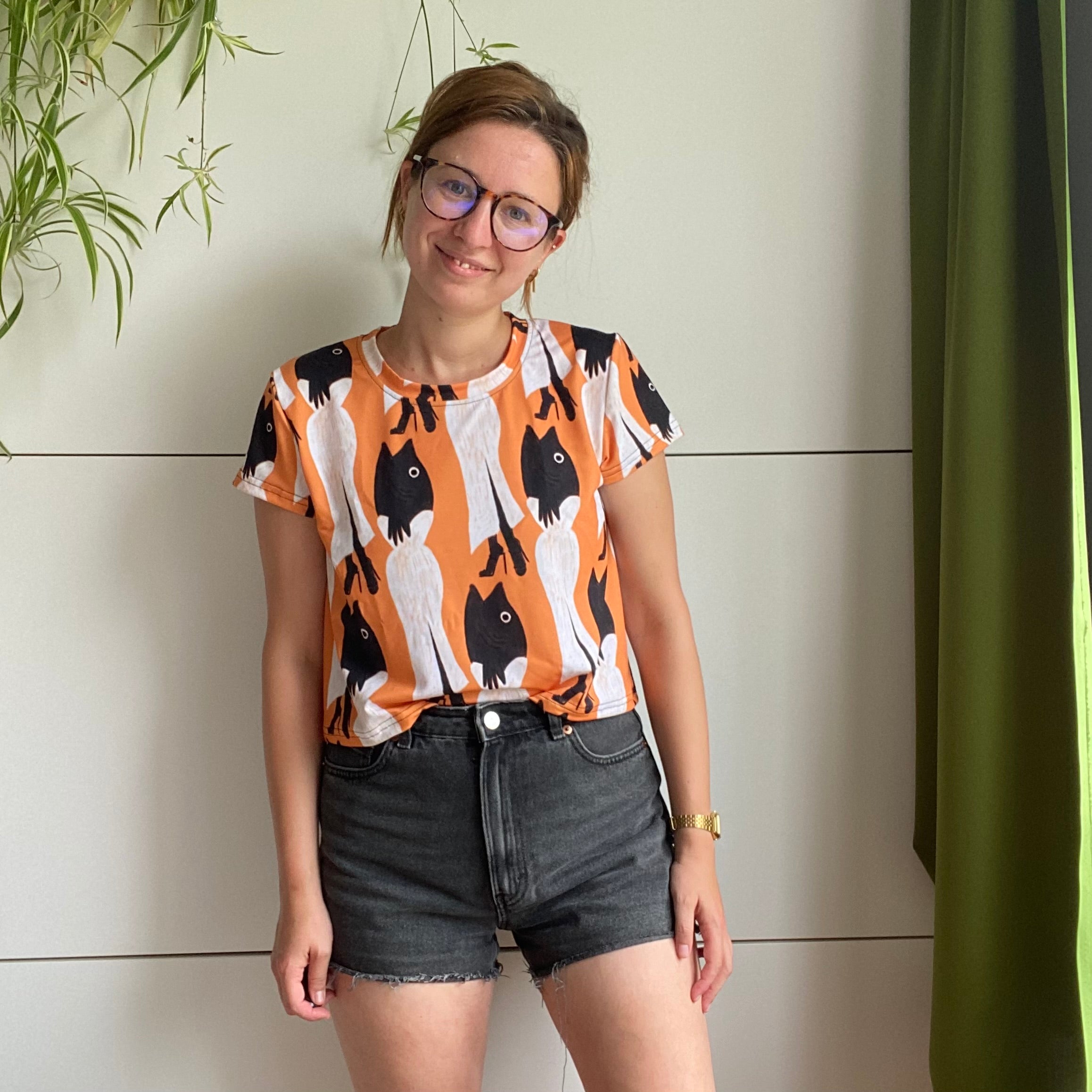 Crop shirt met tekening van glamour karper door Anne Neuteboom cabaretier in Anne Neut Boetiek