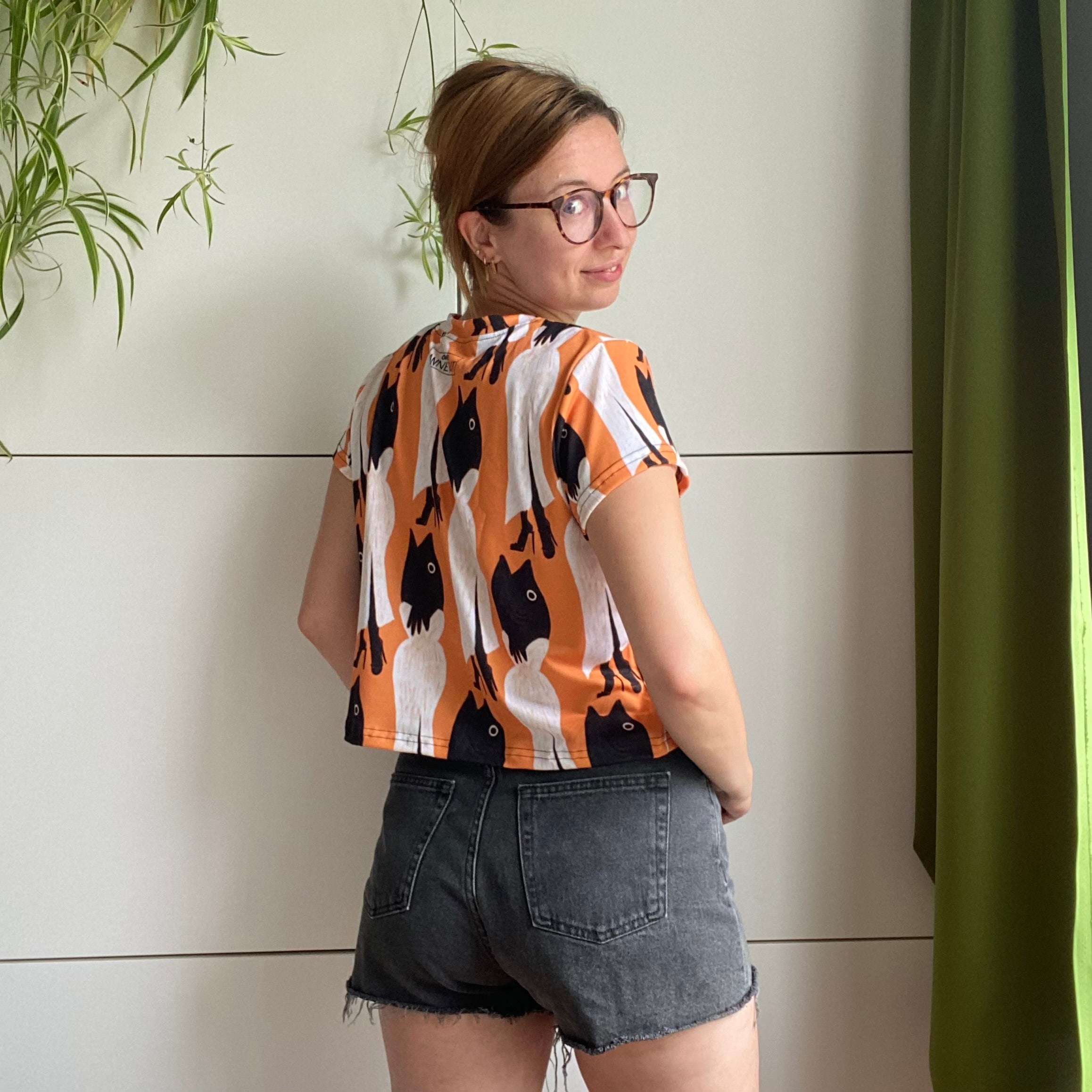 Crop shirt met tekening van glamour karper door Anne Neuteboom cabaretier in Anne Neut Boetiek