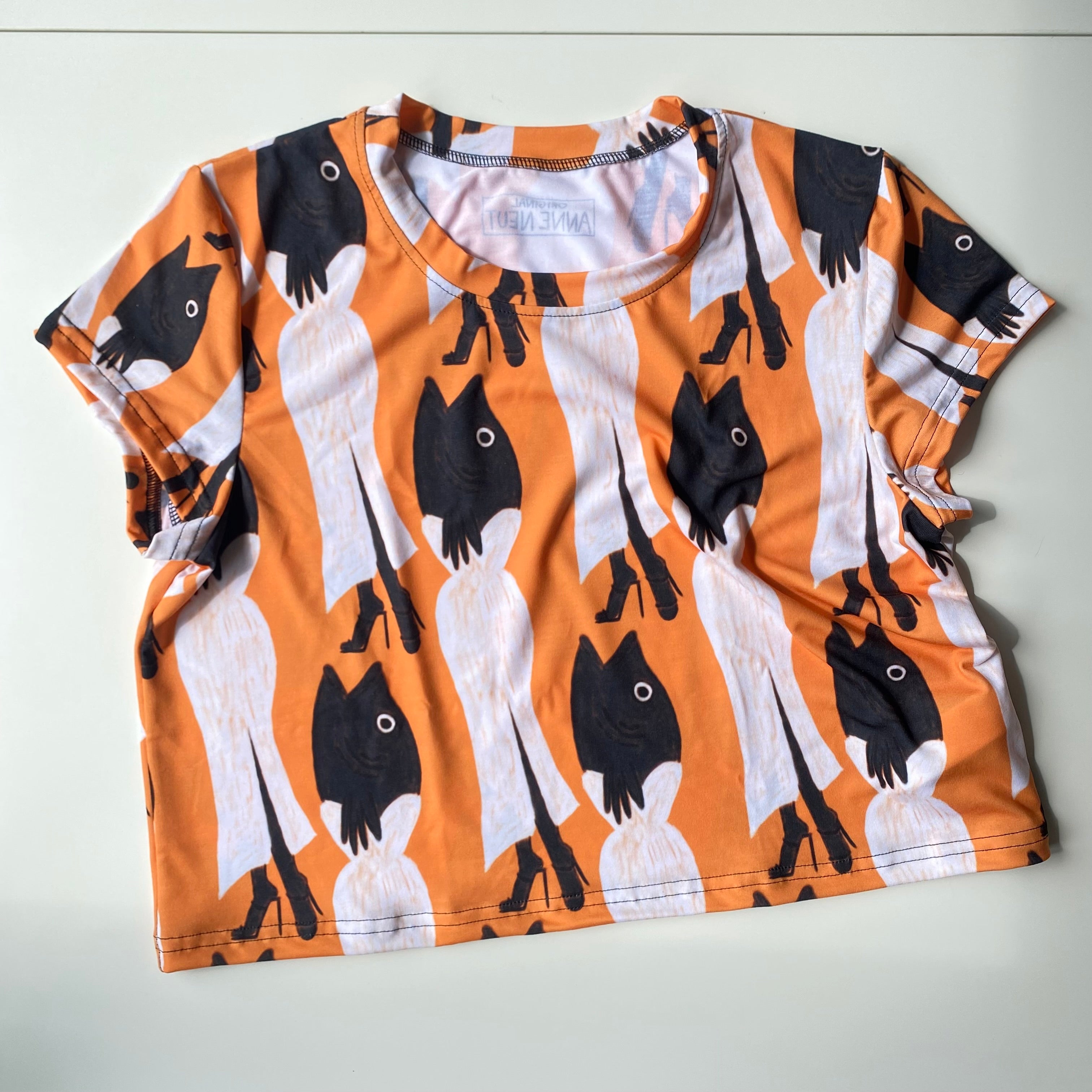 Crop shirt met tekening van glamour karper door Anne Neuteboom cabaretier in Anne Neut Boetiek