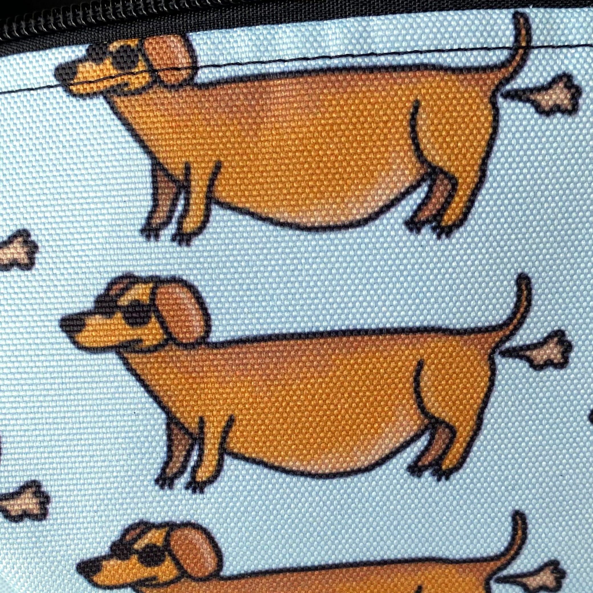 Fanny pack met tekening van puffende teckels door Anne Neuteboom cabaretier in Anne Neut Boetiek