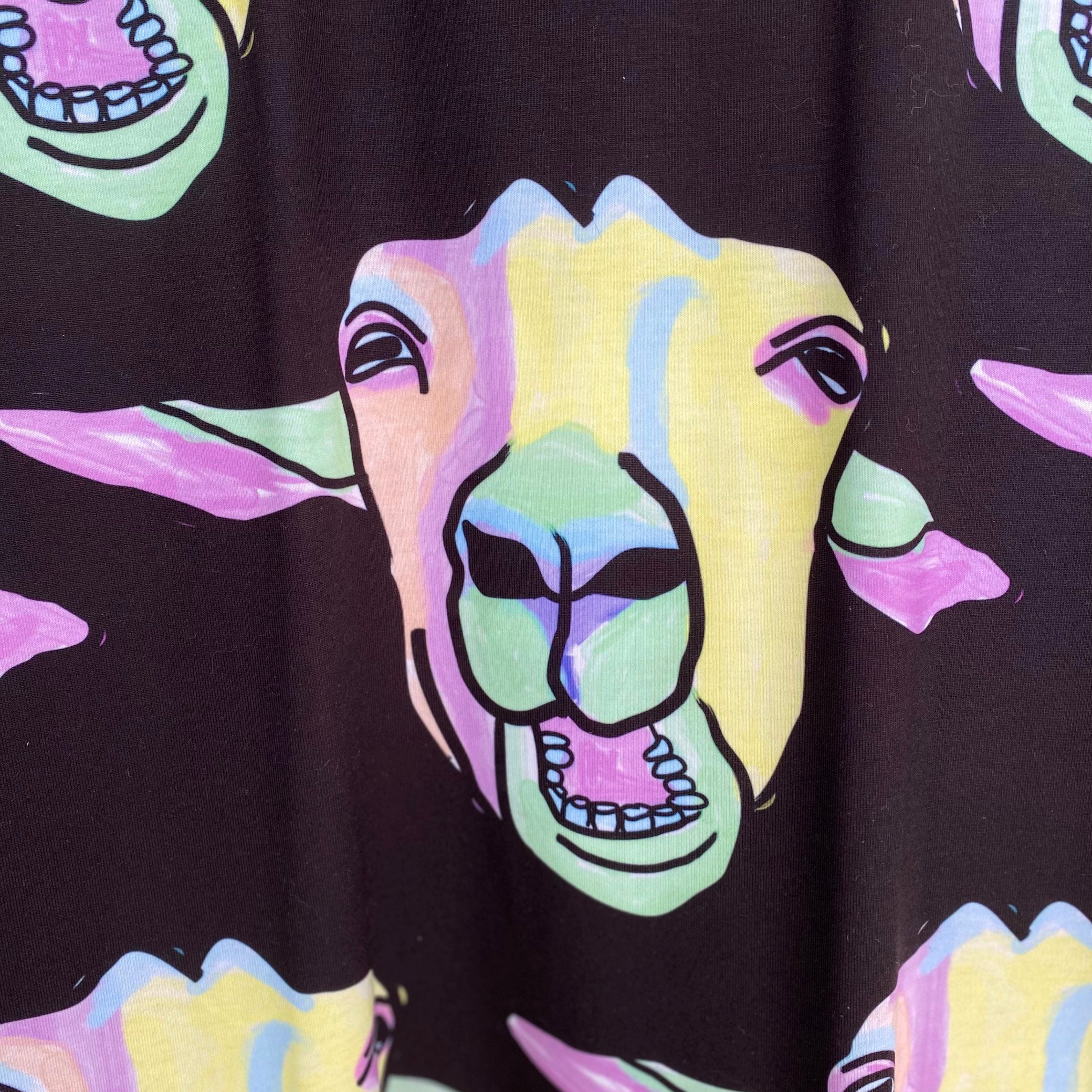 T-Shirt jurk met tekening van kauwende geiten door Anne Neuteboom cabaretier in Anne Neut Boetiek