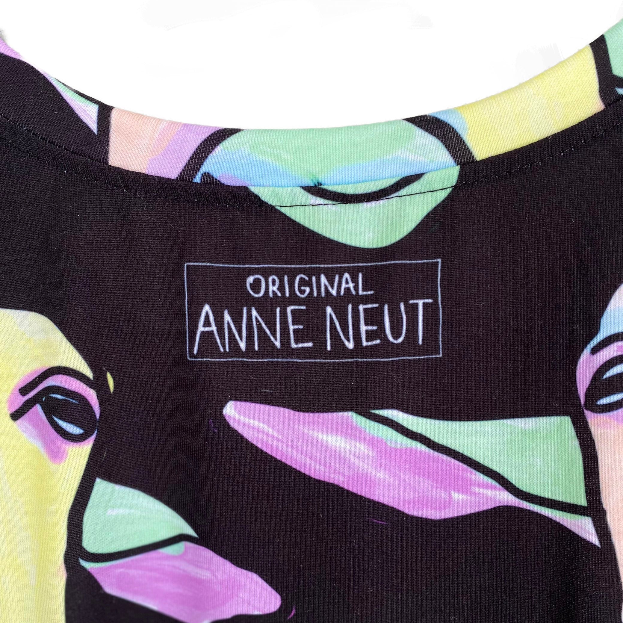 T-Shirt jurk met tekening van kauwende geiten door Anne Neuteboom cabaretier in Anne Neut Boetiek