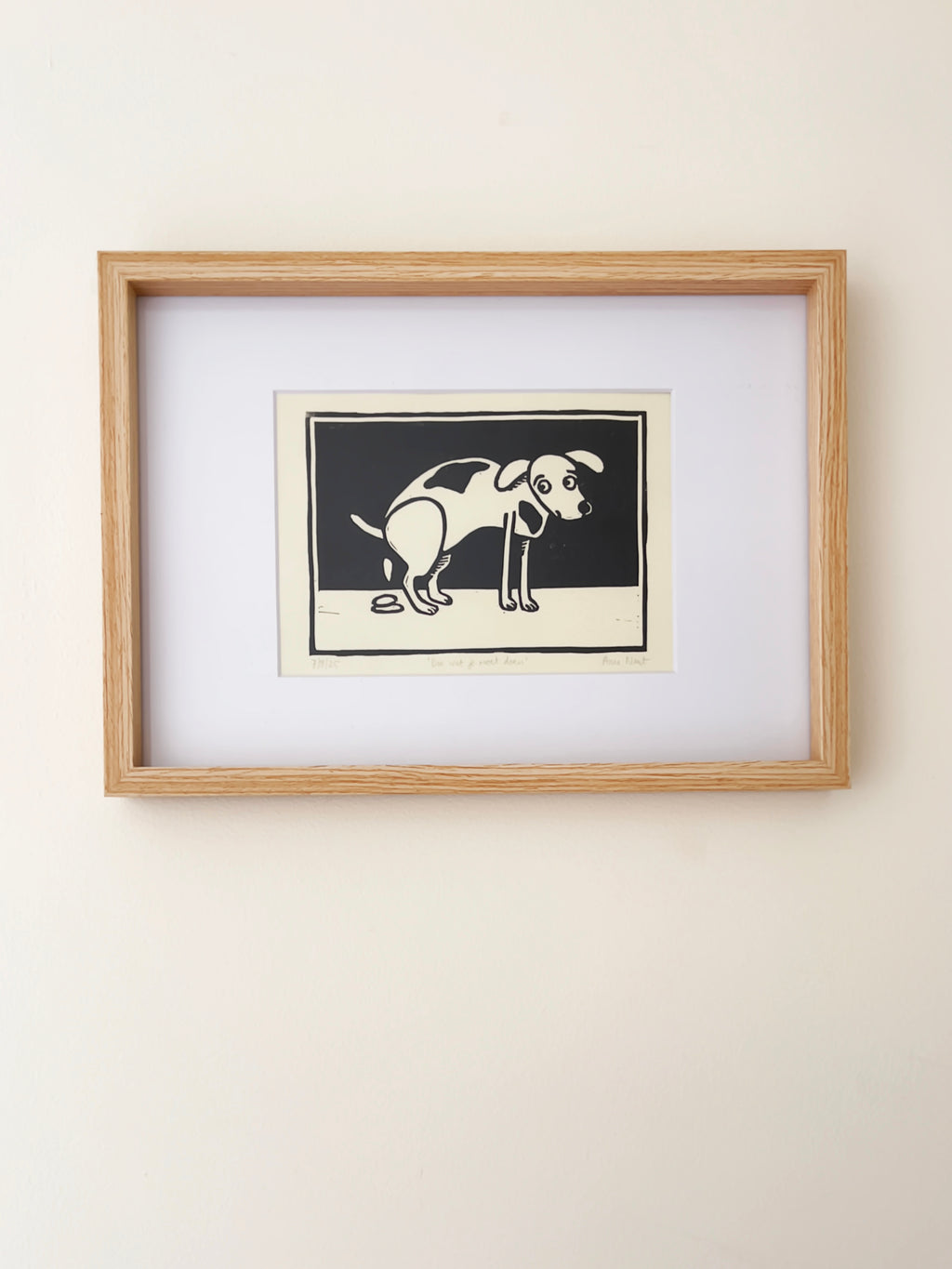 Blokdruk print van tekening van poepende hond door Anne Neuteboom cabaretier Anne Neut Boetiek