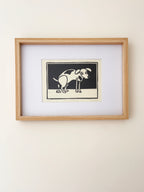 Blokdruk print van tekening van poepende hond door Anne Neuteboom cabaretier Anne Neut Boetiek