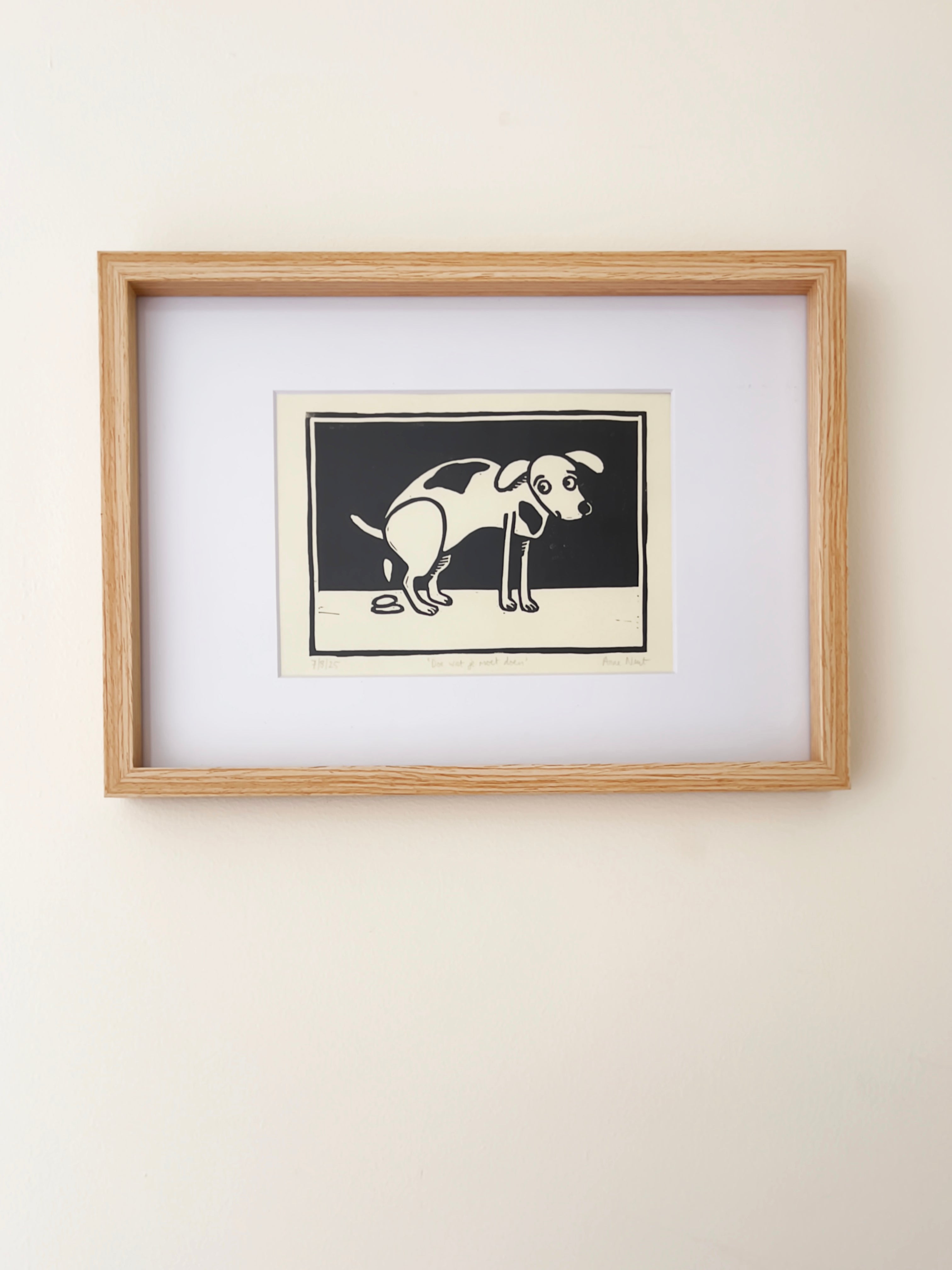 Blokdruk print van tekening van poepende hond door Anne Neuteboom cabaretier Anne Neut Boetiek
