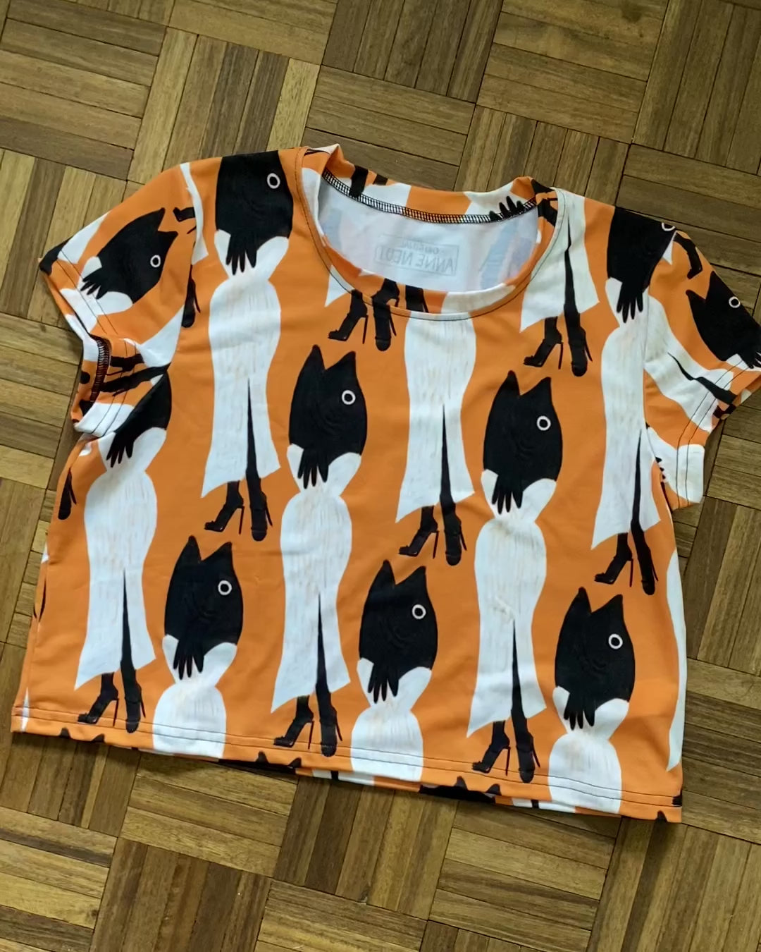 Crop shirt met tekening van glamour karper door Anne Neuteboom cabaretier in Anne Neut Boetiek