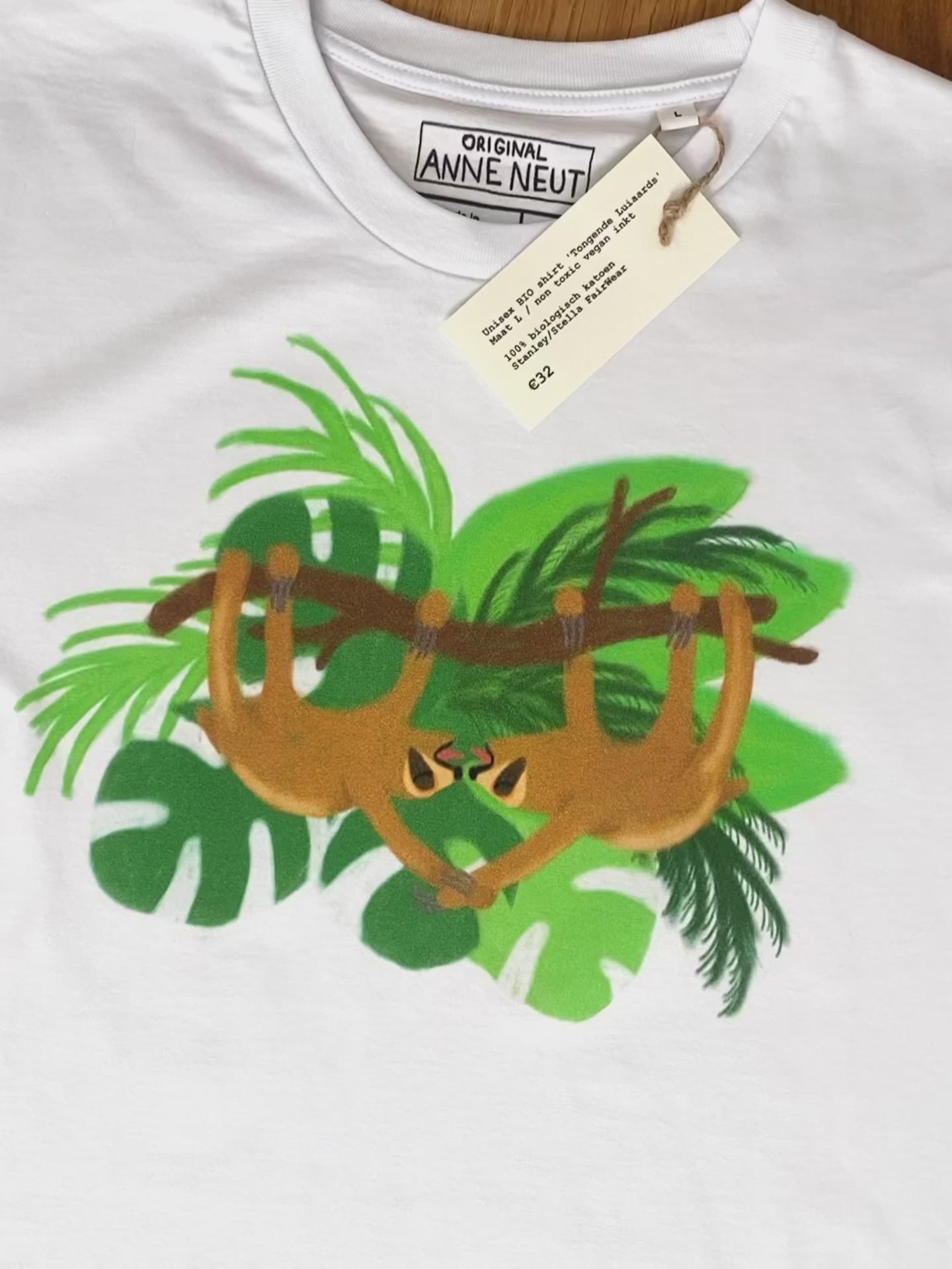 Shirt met tekening van tongende luiaards door Anne Neuteboom cabaretier Anne Neut Boetiek