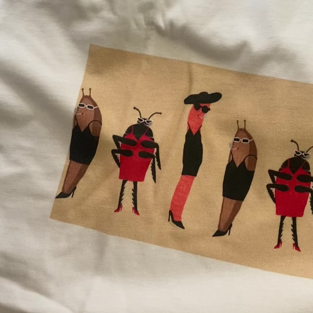 Shirt met tekening van glamour insecten door Anne Neuteboom cabaretier in Anne Neut Boetiek