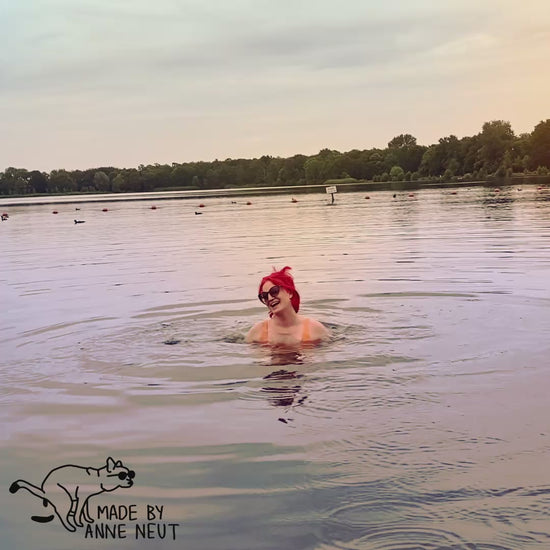 Bikini en badpak met tekening door Anne Neuteboom cabaretier in Anne Neut Boetiek