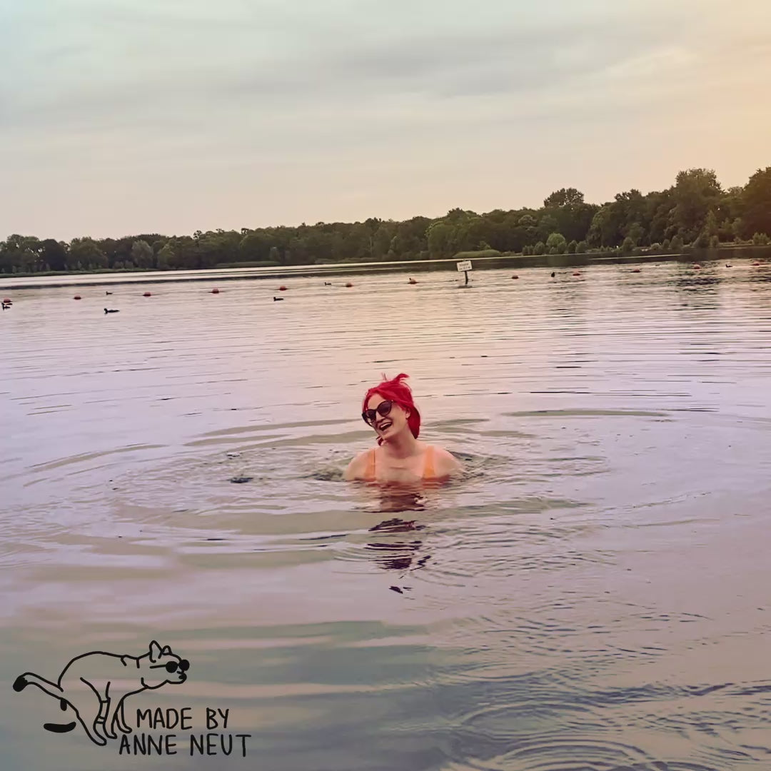 Bikini en badpak met tekening door Anne Neuteboom cabaretier in Anne Neut Boetiek