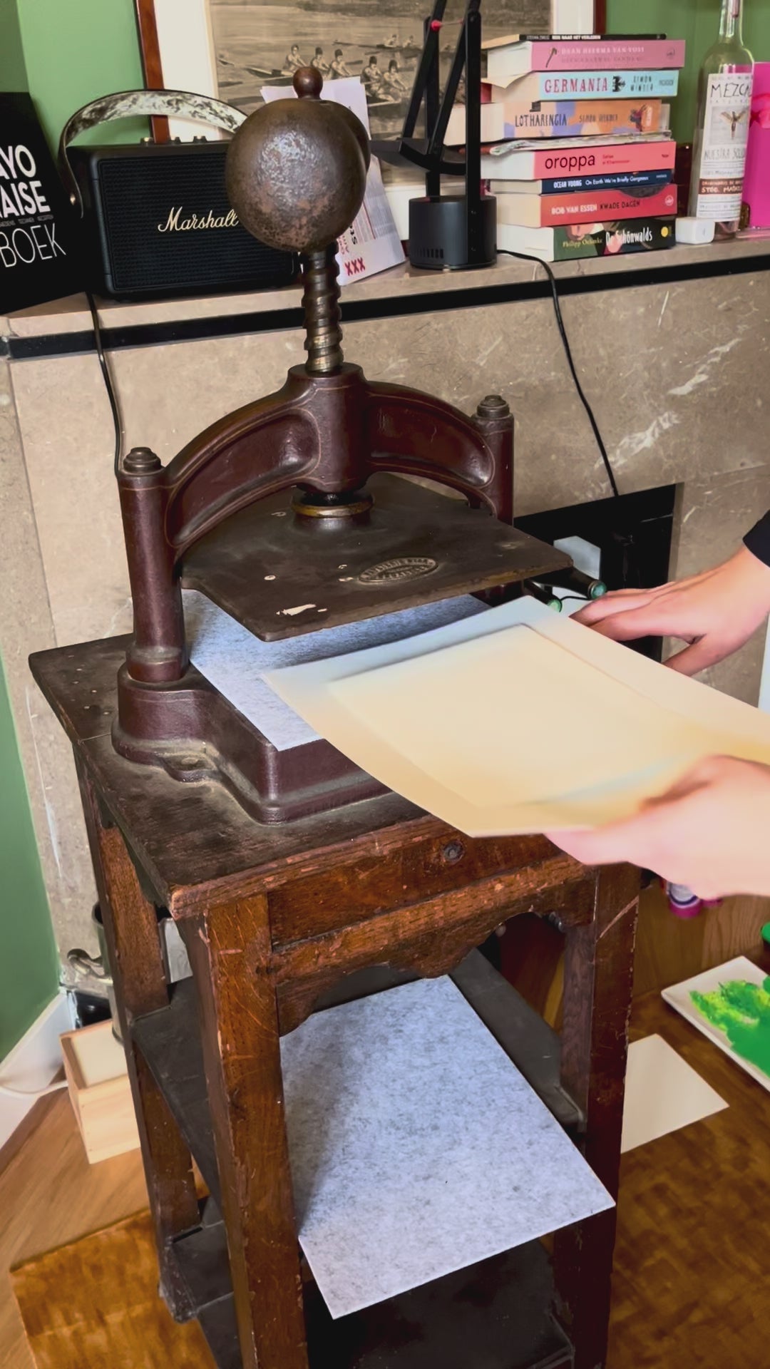 Linoprint van prei met woordgrap door Anne Neuteboom cabaretier Anne Neut Boetiek