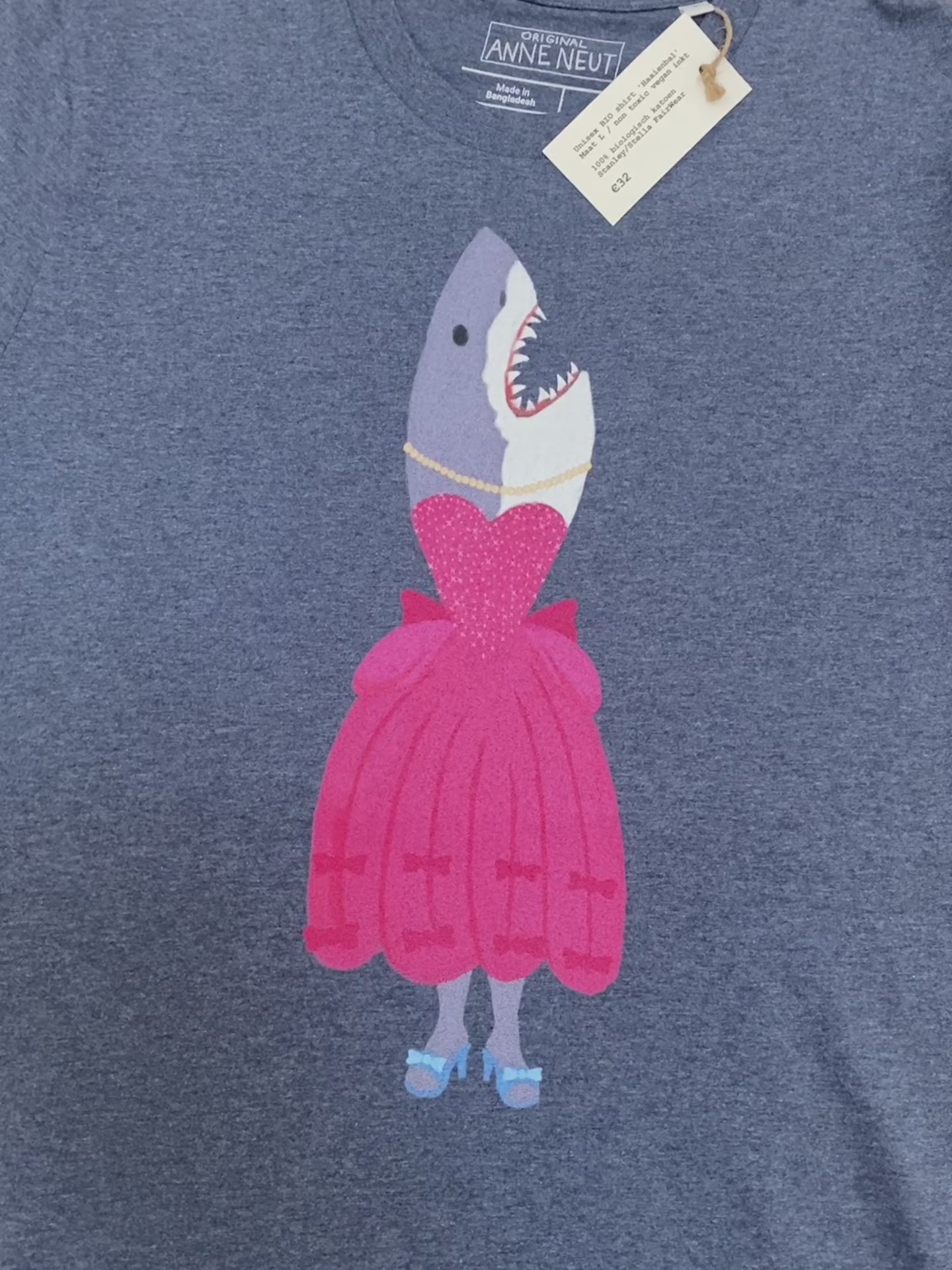 Unisex BIO shirt Haaienbal artwork door Anne Neuteboom cabaretier Anne Neut Boetiek