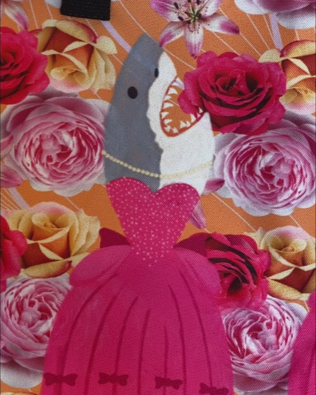 schoudertas met tekening van haai in baljurk door Anne Neuteboom cabaretier Anne Neut Boetiek