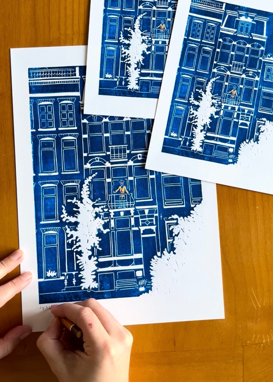 Fine art print van linosnede herenhuis met rokende bewoner door Anne Neuteboom cabaretier Anne Neut Boetiek